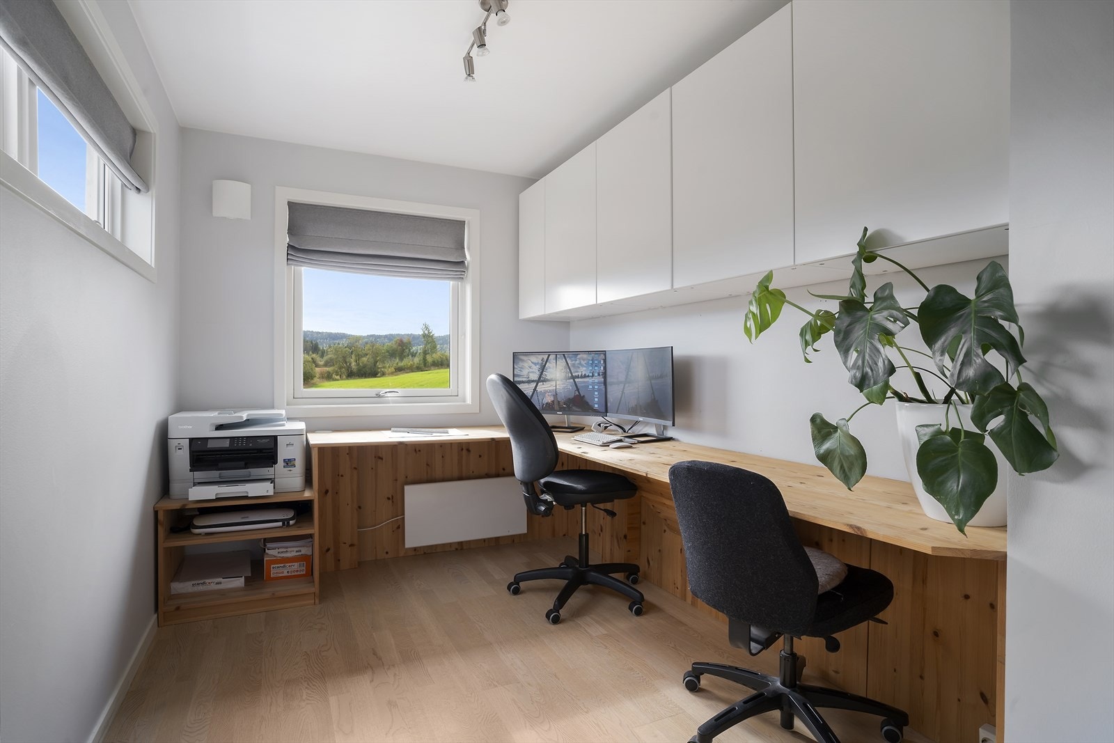 Det fjerde soverommet er i dag innredet og benyttet som kontor, med god plass til arbeidsplasser og oppbevaring. Galleribilde