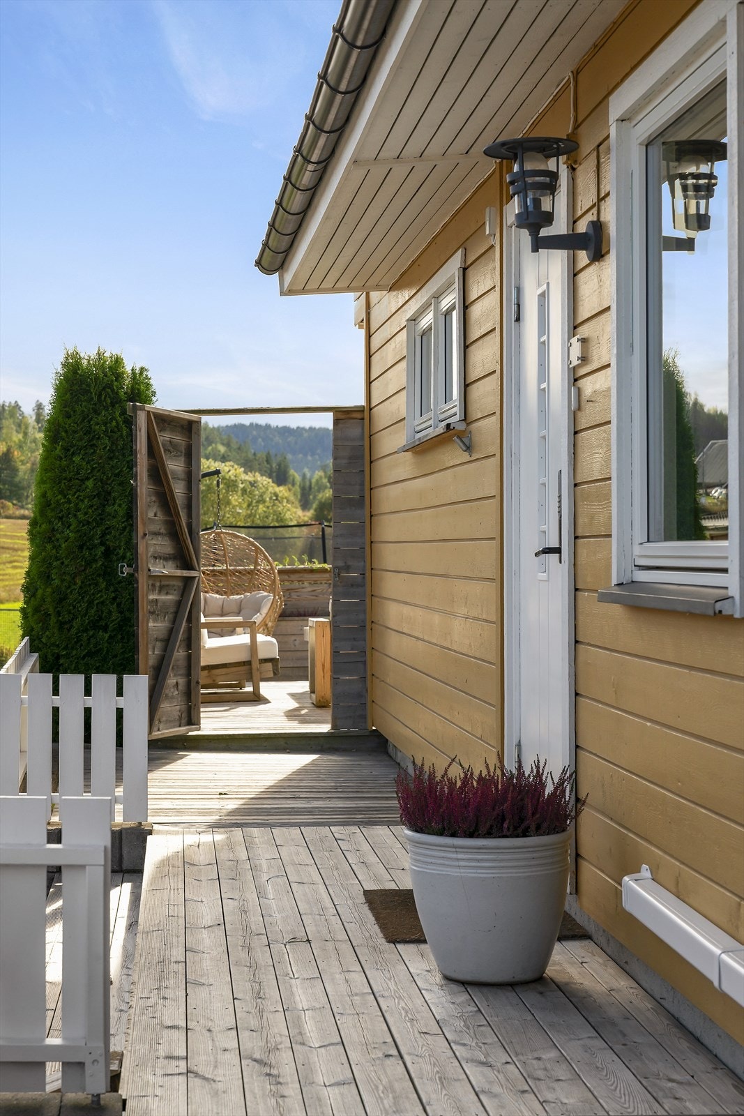 Fra inngangsparti er det direkte tilgang til terrassen og hagen. Galleribilde