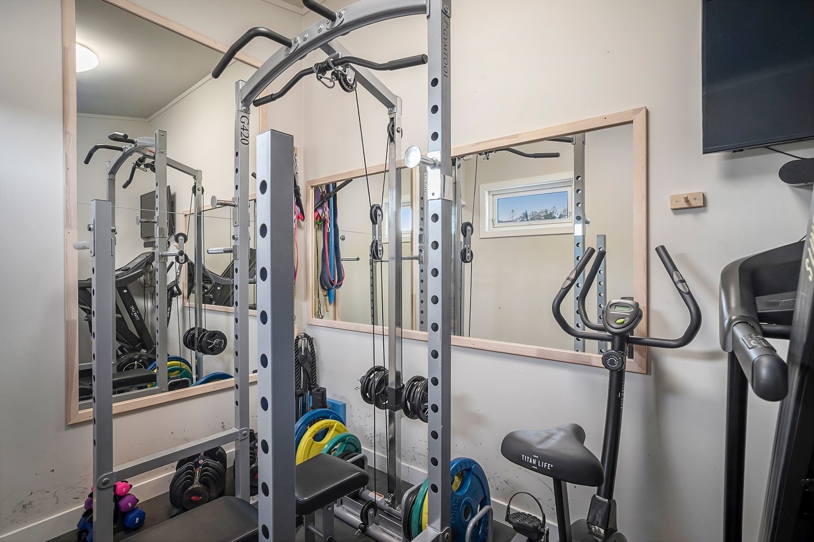 Den ene delen av boden er innredet som hjemmegym Galleribilde