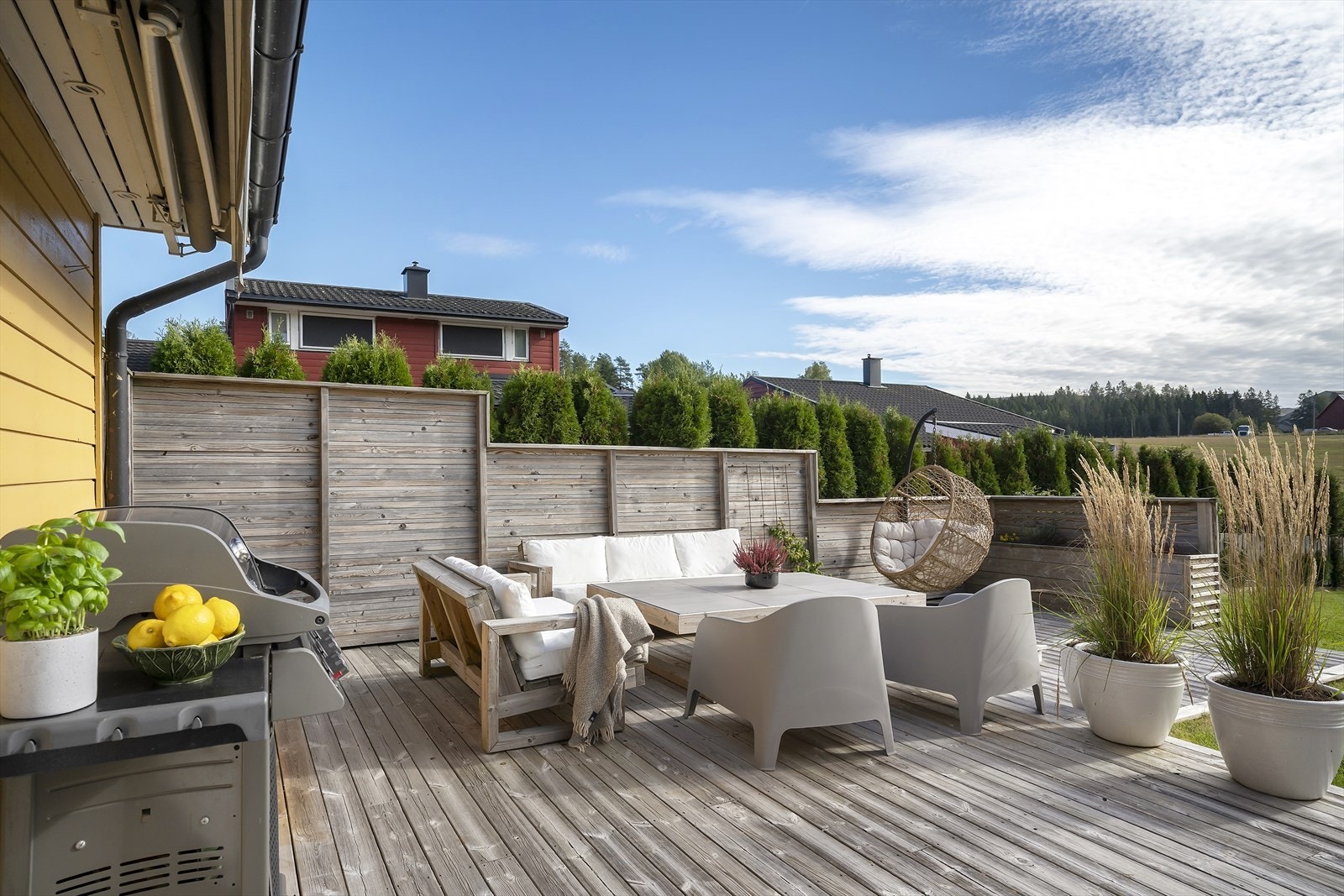 Det er god plass til flere sittegrupper, spisebord og grill. Galleribilde