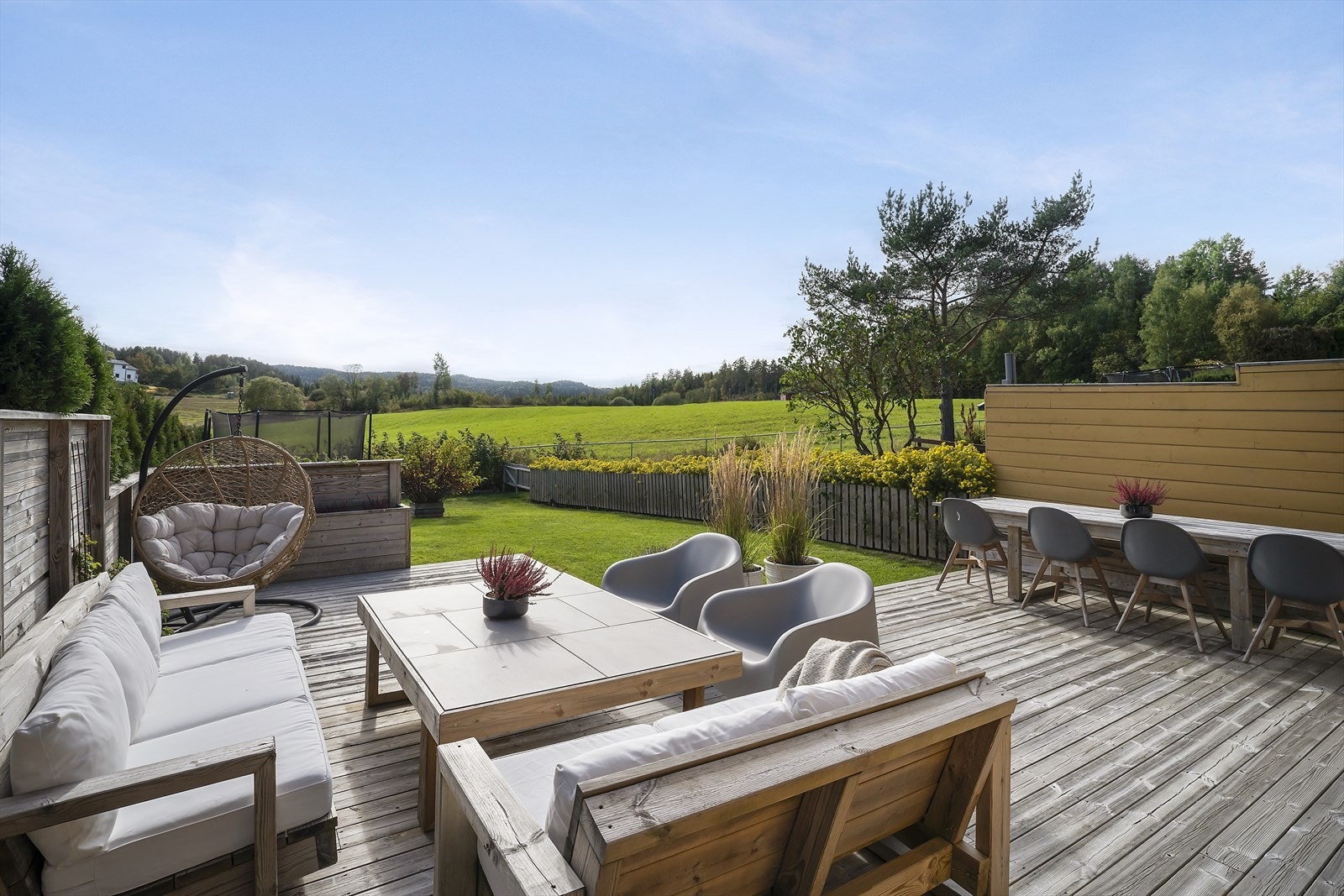 Borettslagets kanskje beste beliggenhet. Skjermet terrasse på 45m² og pent opparbeidet hage. Galleribilde