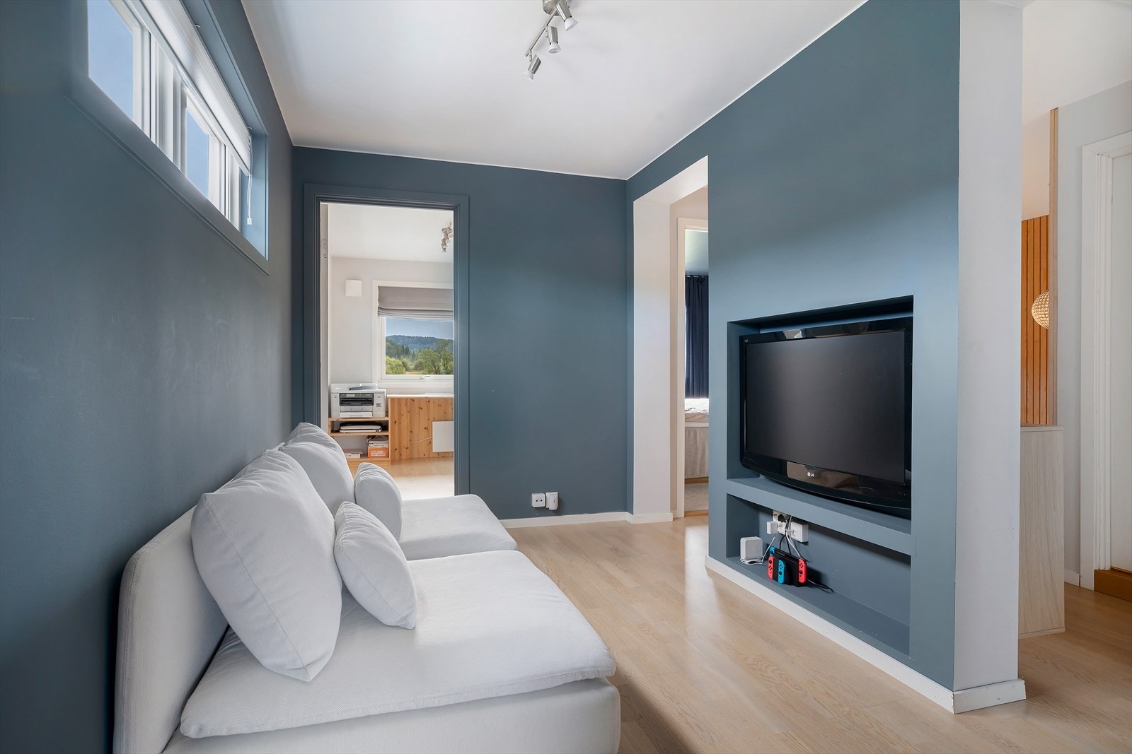 TV-stue med plass til sofa og TV-møblement. Galleribilde