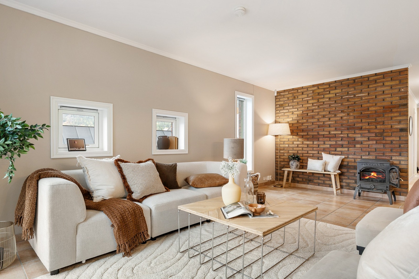 I stuen er det god plass til både sofa, spisebord og det en måtte ønske Galleribilde