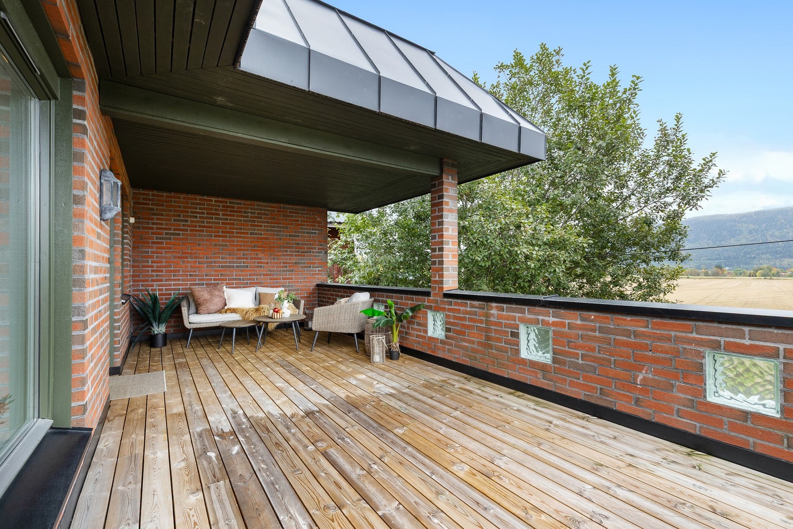 Deler av uteplassen har takoverbygg, perfekt for norsk sommer Galleribilde