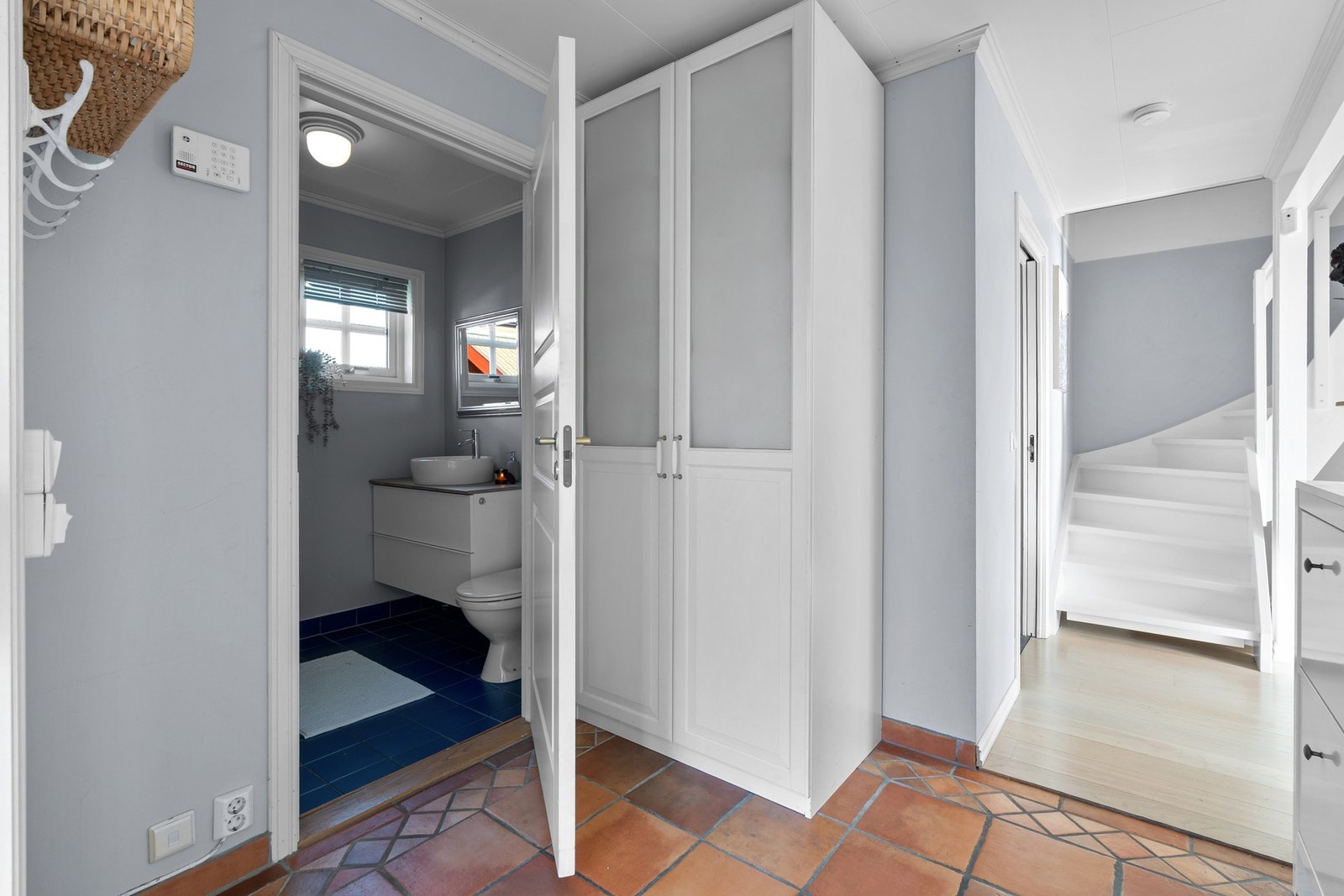 Fra entreen har du tilgang til boligens kombinerte vaskerom/WC-rom. Galleribilde