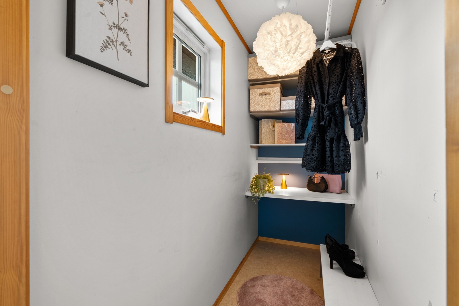 I tilknytning til hovedsoverommet er det også en innvendig bod med vindu, som kan benyttes som walk-in closet, kontorplass eller annet. Galleribilde