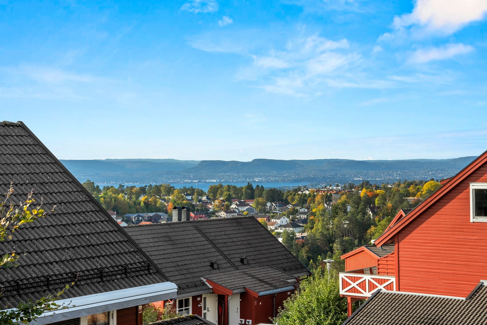Du har flott utsikt fra alle vinduene i denne etasjen. Fra dette rommet ser du mot fjorden. Galleribilde