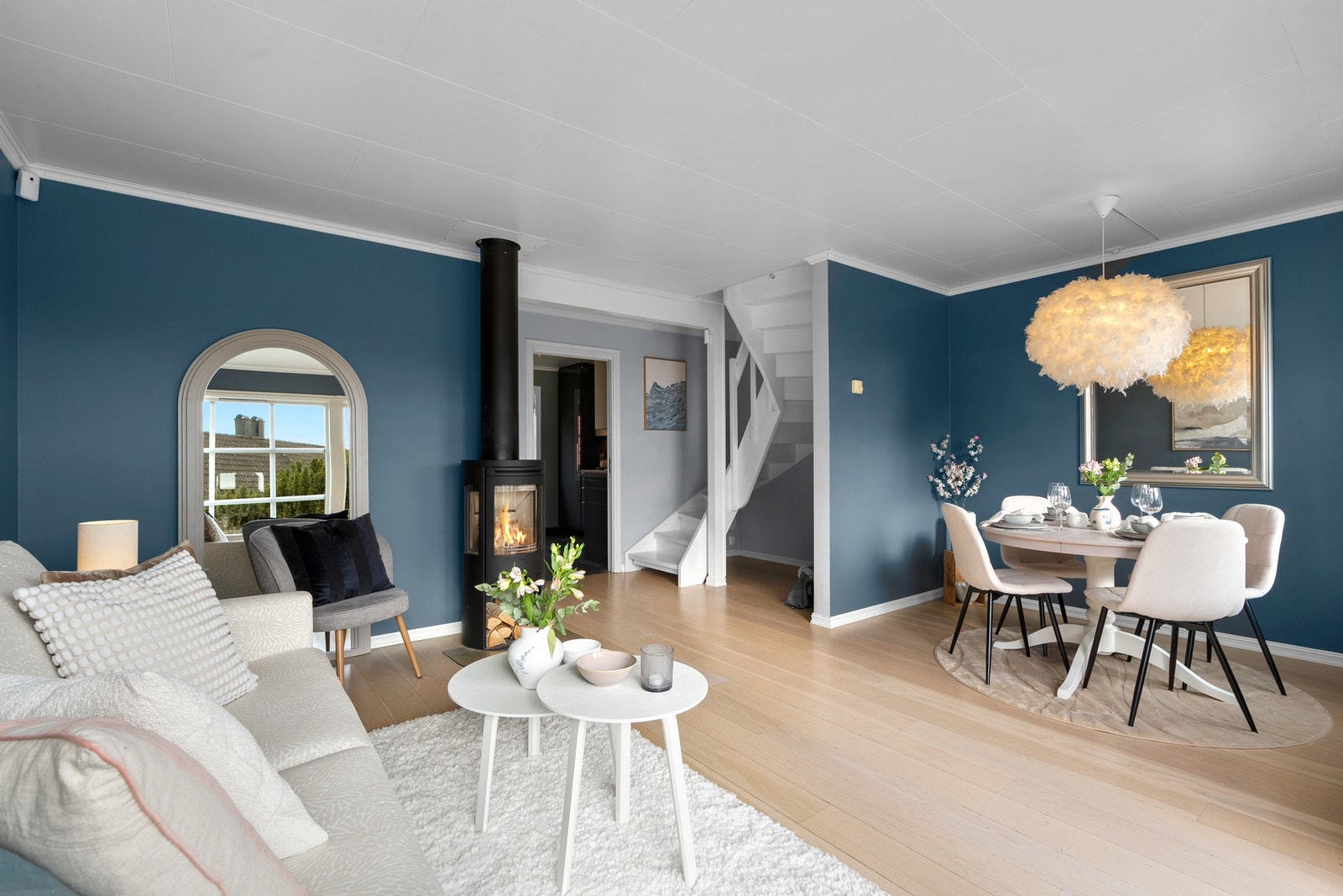 Stuen har fin plass til sofagruppe med tilhørende TV-møblement. Moderne peisovn gir ekstra varme og hygge på kalde høst- og vinterkvelder. Galleribilde