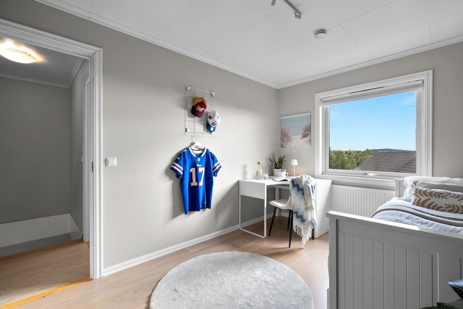 Rommet er i dag innredet med seng og skrivepult, i tillegg til garderobeskap. Galleribilde