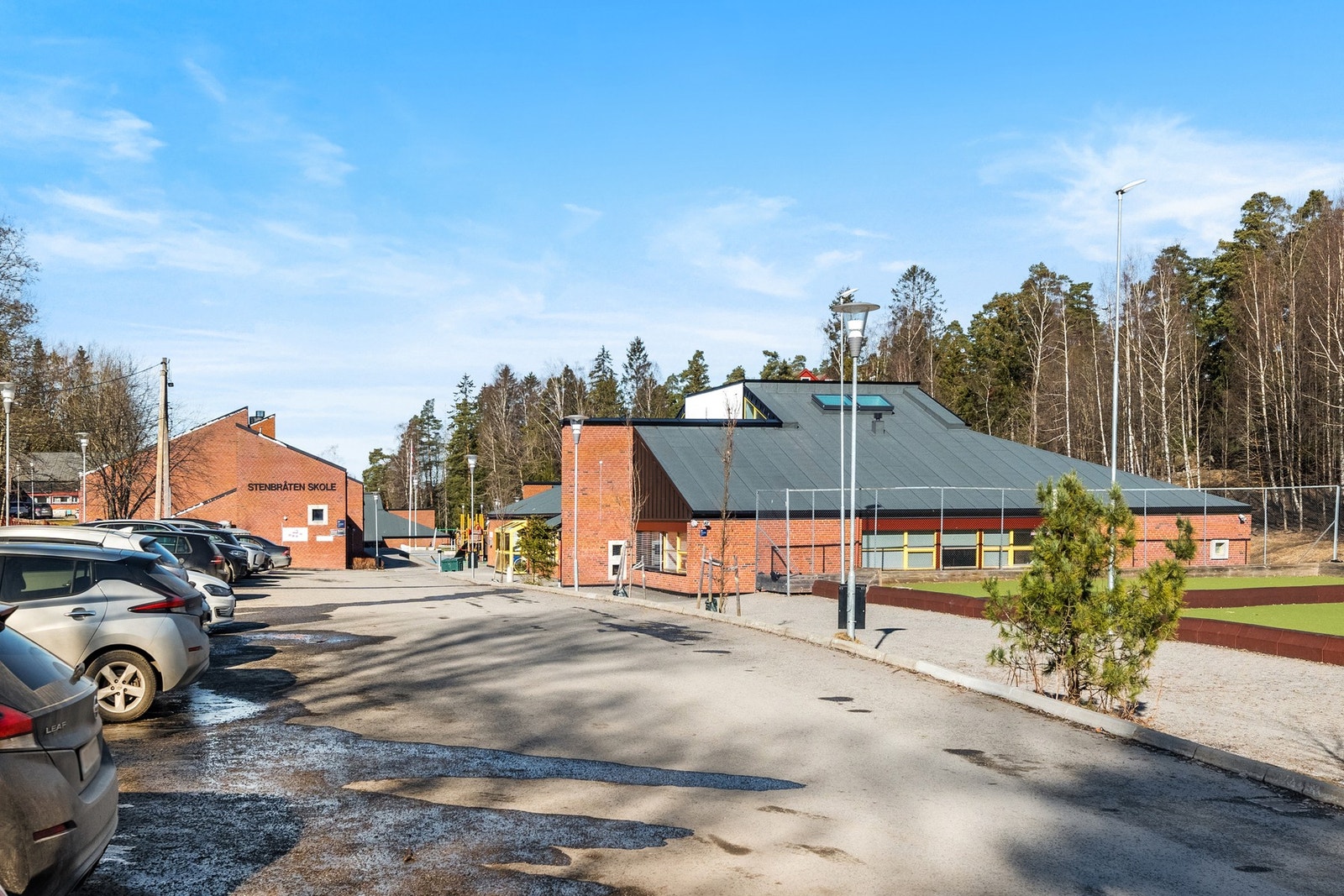 Boligen sokner til populære Stenbråten barneskole som ligger i nesten umiddelbar nærhet, med trygg og bilfri gangvei til skolen. Det ligger flere barnehager i nærområdet. Galleribilde