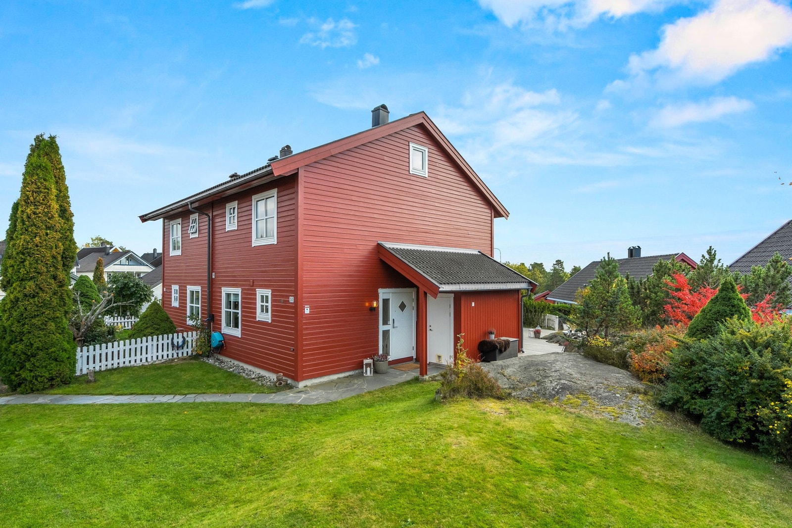 Boligen har et hyggelig inngangsparti, via skiferbelagt gangsti. Her er det lagt varmekabler, som styres enkelt med knapp innenfra entreen. Ved inngangen er det en praktisk sportsbod på 5 kvm, ved siden av inngangsdøren. Galleribilde