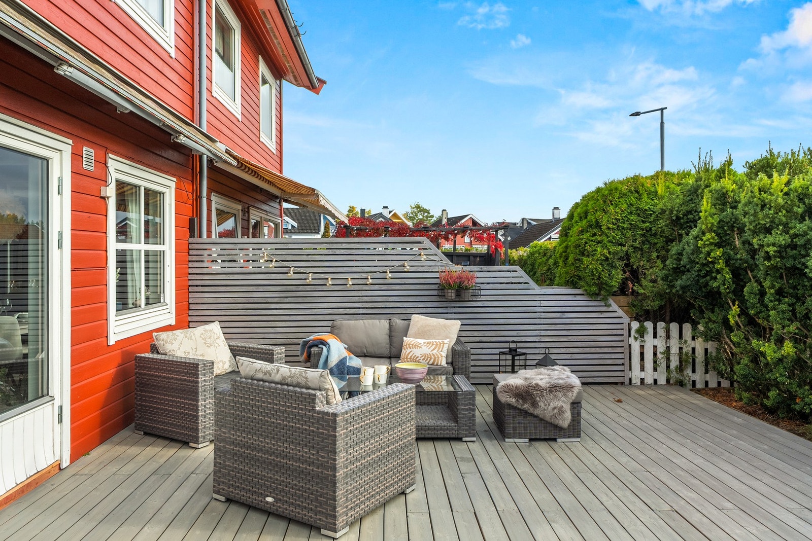 Det er montert markise, som hjelper til med å skjerme mot solen når det er ønskelig. Galleribilde