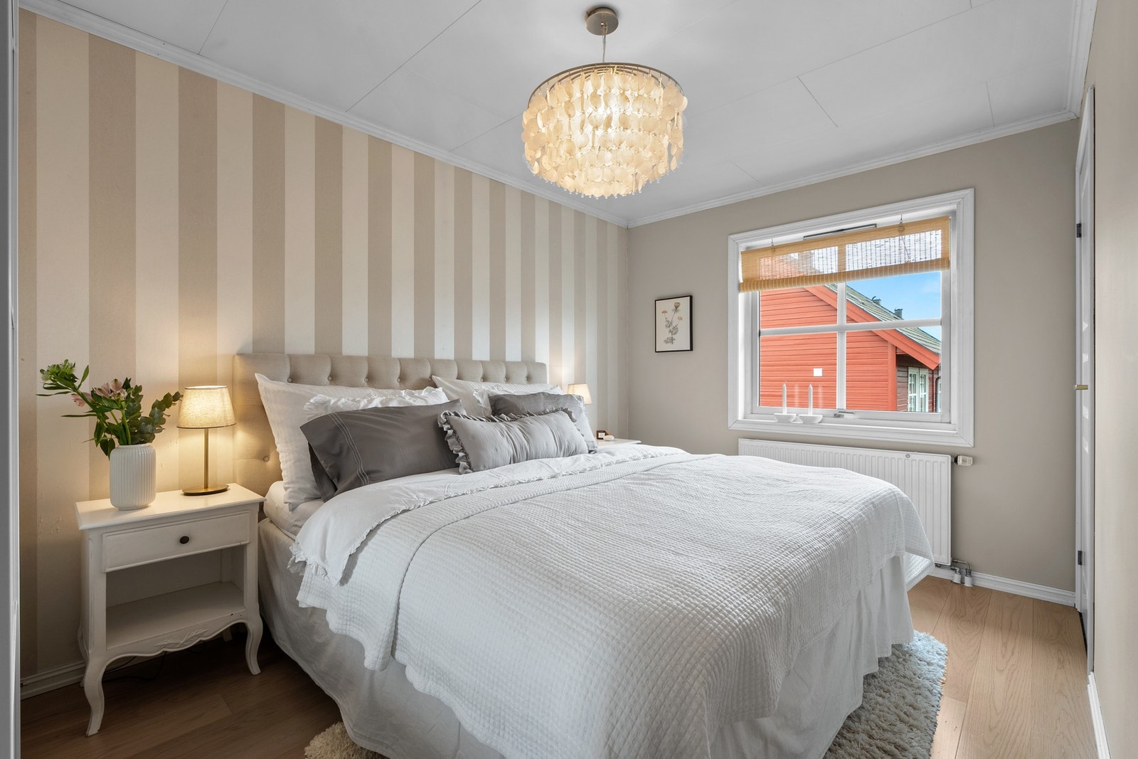Boligen har tre gode soverom, som alle ligger i denne etasjen. Hovedsoverommet har god plass til stor dobbeltseng med tilhørende nattbord. Galleribilde