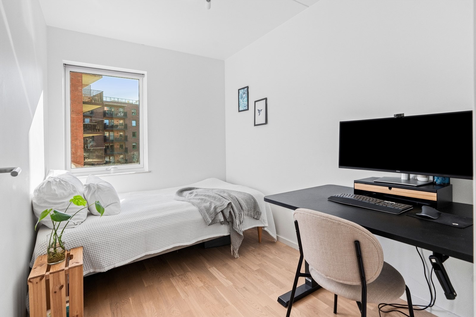 Det andre soverommet har plass til seng, nattbord og øvrig møblement, og egner seg godt som barnerom, gjesterom eller kontor. Galleribilde