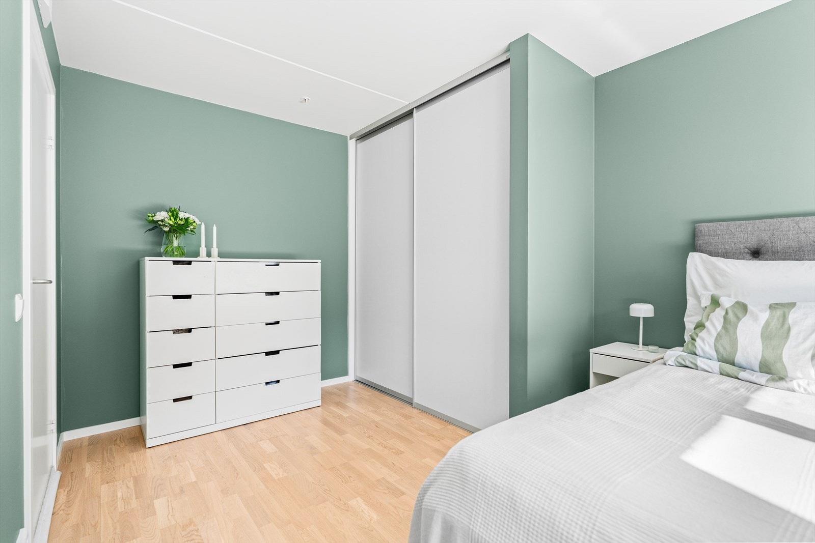 Herlig garderobeløsning og eventuelt kontorplass eller kommode etter behov. Galleribilde