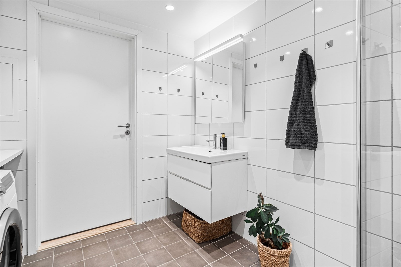 Badet er videre utstyrt med mekanisk ventilasjon og opplegg for vaskemaskin, samt rørfordelingsskap og stoppekran plassert på baderommet. Galleribilde