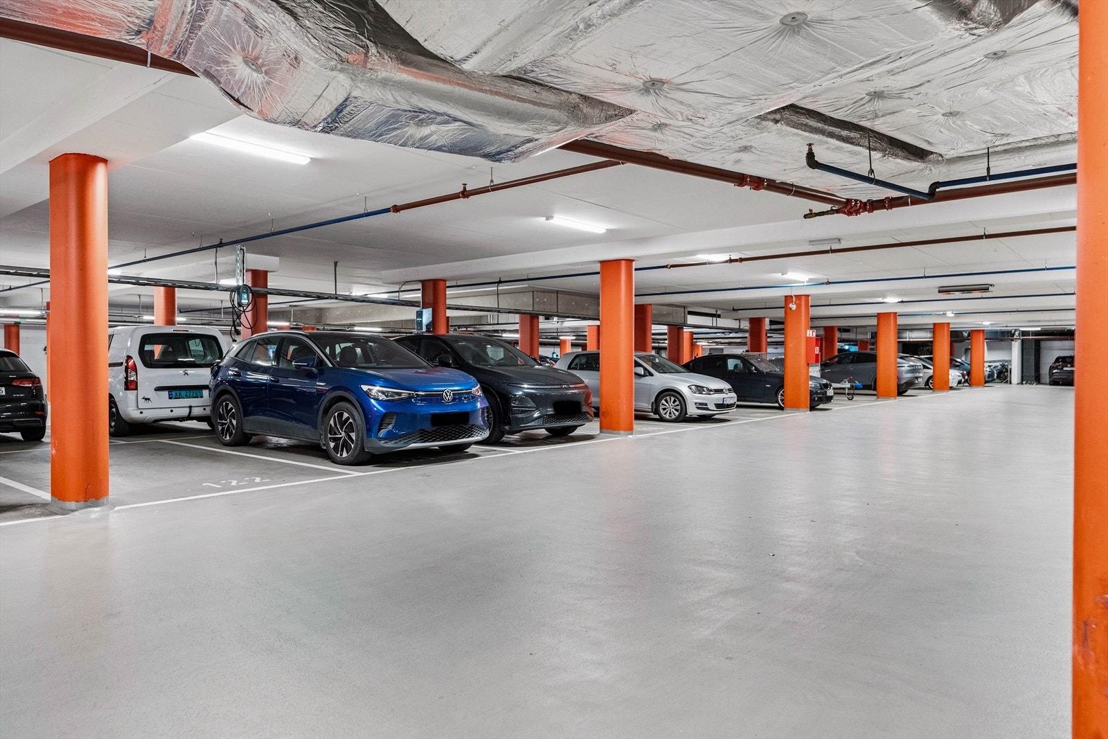 Leiligheten disponerer en garasjeplass med elbil lader i felles garasjeanlegg. Galleribilde