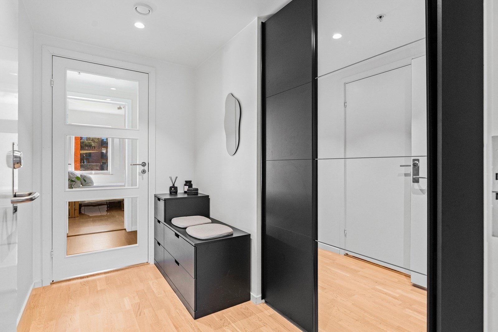 Entréen ønsker deg velkommen med lyse overflater, 3-stavs parkett, downlights i himlingen og garderobeskap som gir gode oppbevaringsmuligheter. Galleribilde