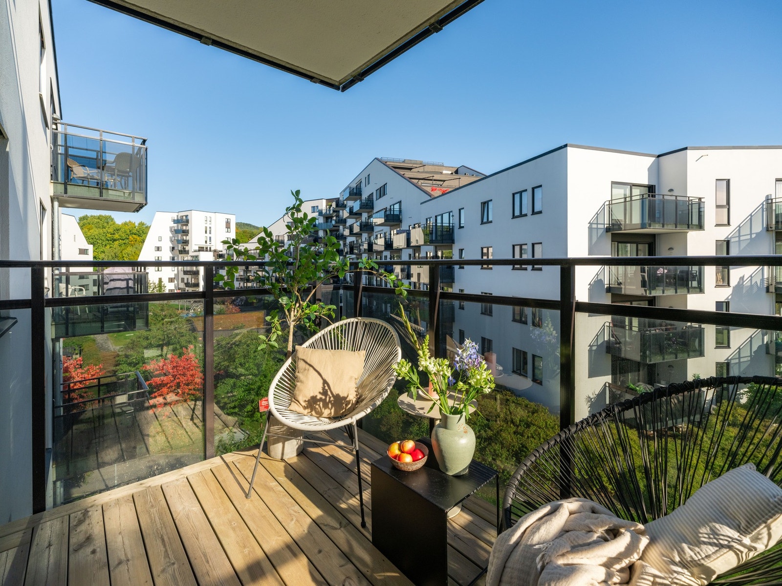 Det er hyggelig utsyn over nabolaget og de fine fellesområdene. Galleribilde