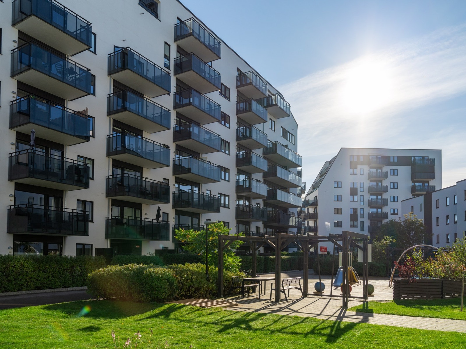 Fellesområdene til sameiet er pent opparbeidet med gressplen og hyggelig beplantning. Galleribilde
