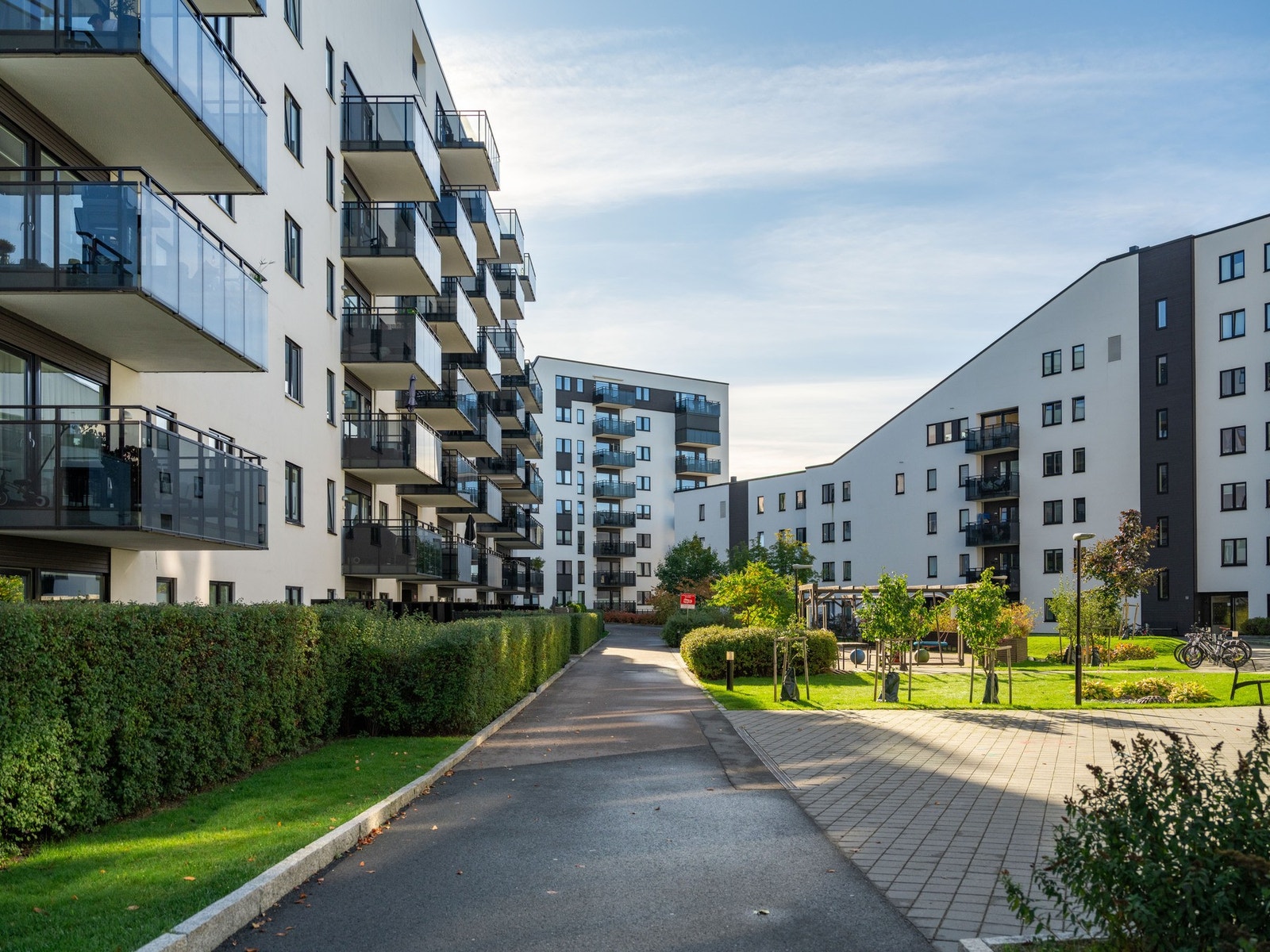 Det er flere sittegrupper og lekeplass for de minste. Galleribilde