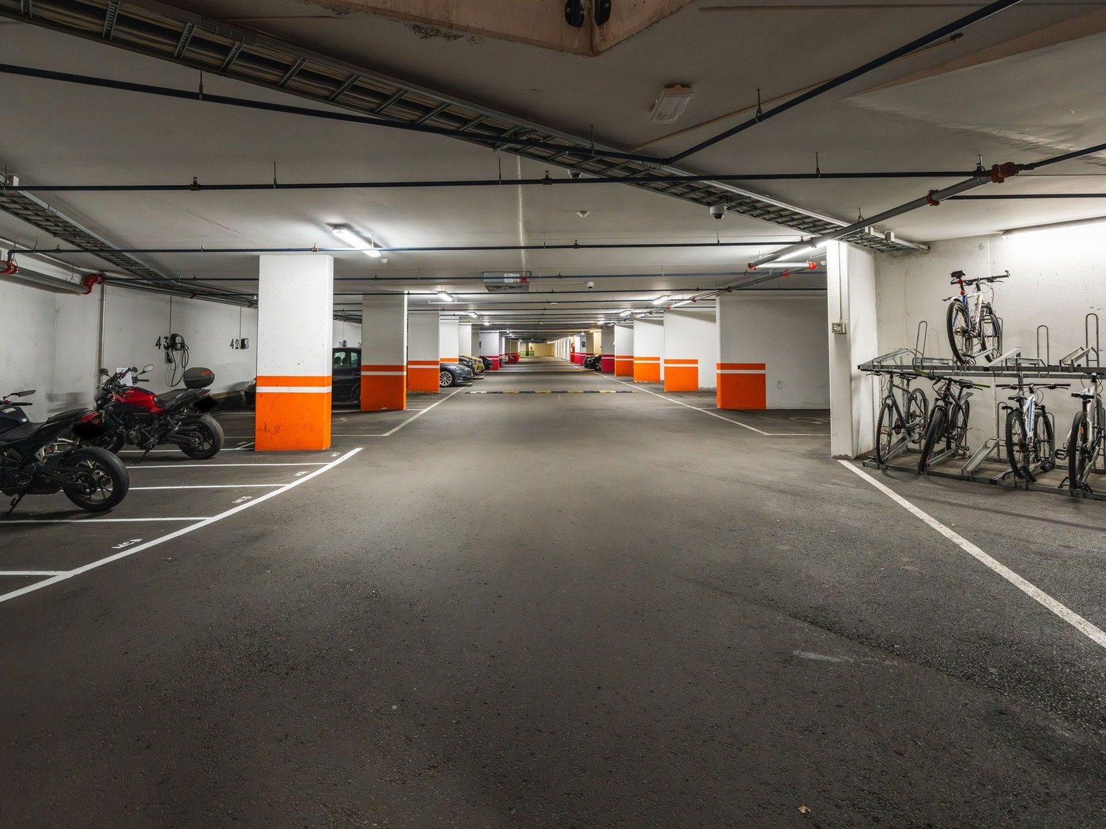 Det medfølger en privat parkeringsplass i oppvarmet garasjeanlegg med heisadkosmt. På plassen er det montert lader for elbil. Galleribilde
