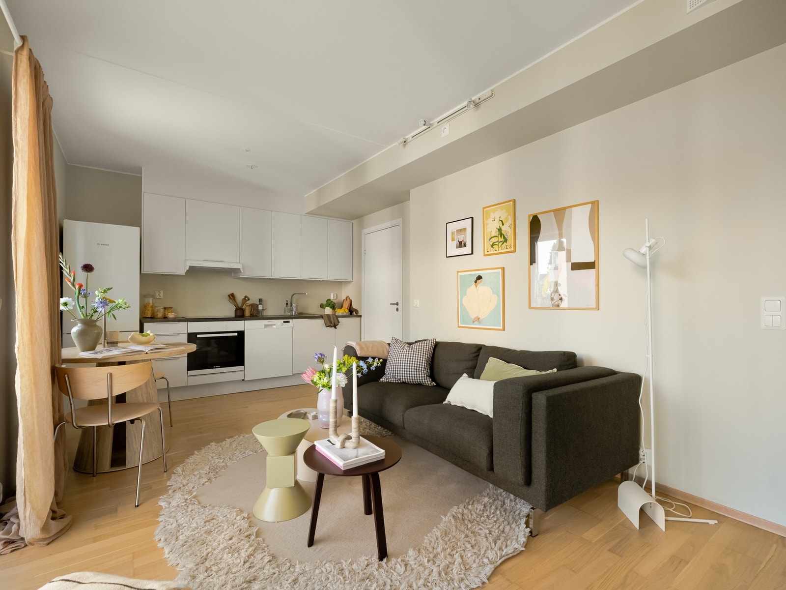 Det er god plass til sofagruppe, salongbord og eventuell TV-benk. Både fyring (oppvarming), varmtvann, TV og bredbånd er inkludert i månedlige fellesutgifter. Galleribilde