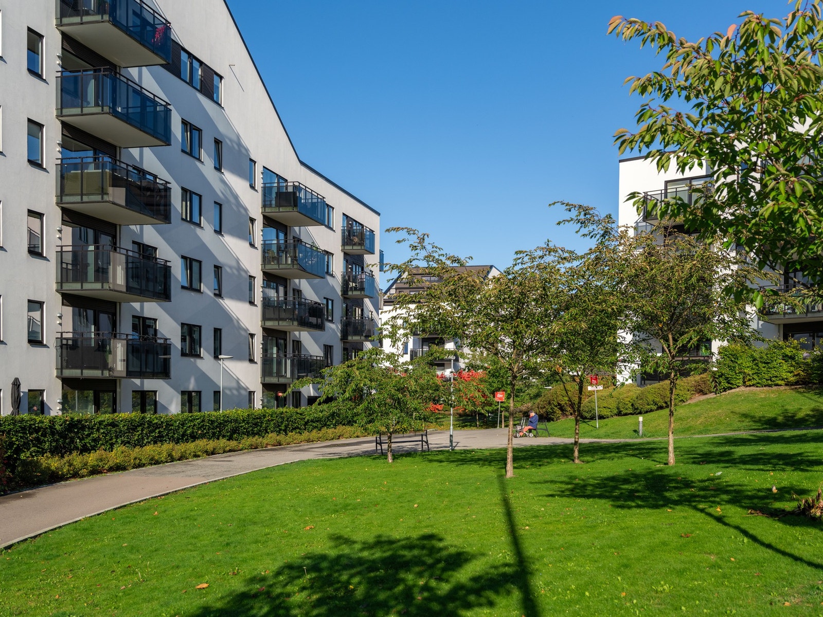 Leiligheten og balkongen vender i sin helhet mot grønne, rolige og pent opparbeidede fellesområder. Galleribilde