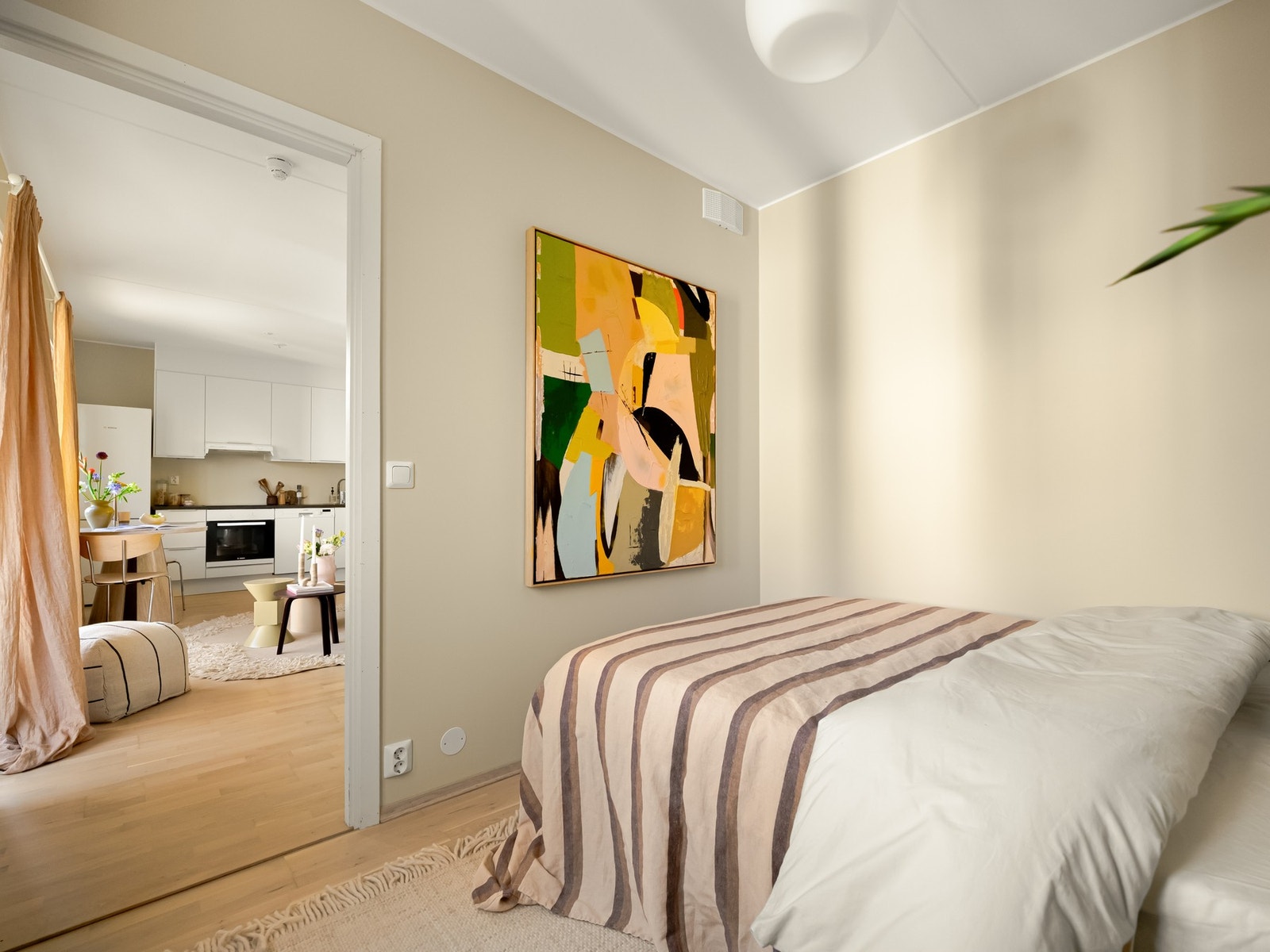 Også her inne ble de fine parkettgulvene slipt og behandlet nå i september 2026. Galleribilde