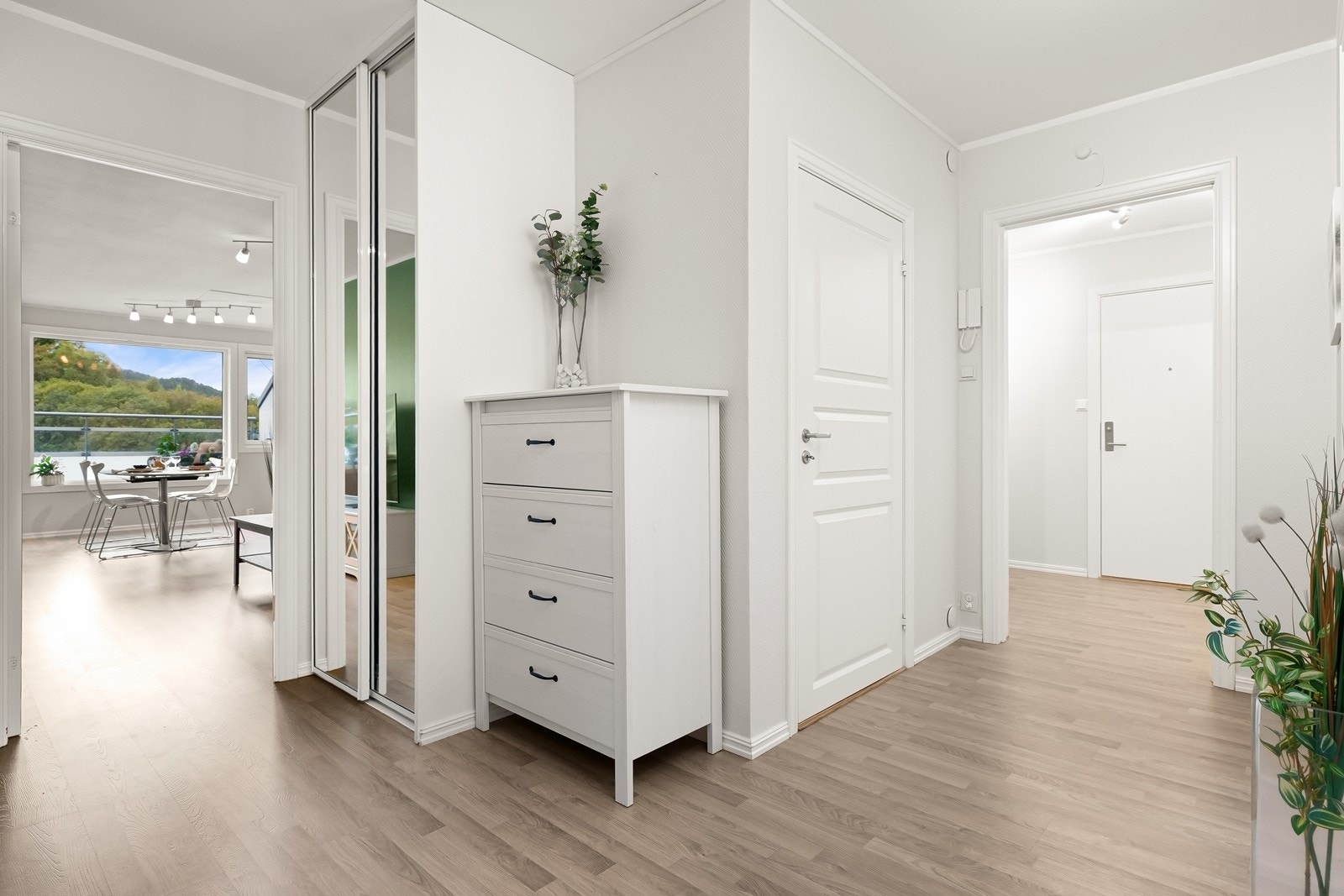 Gangen leder inn til bod, wc, vaskerom, kjøkken og soverom. Galleribilde