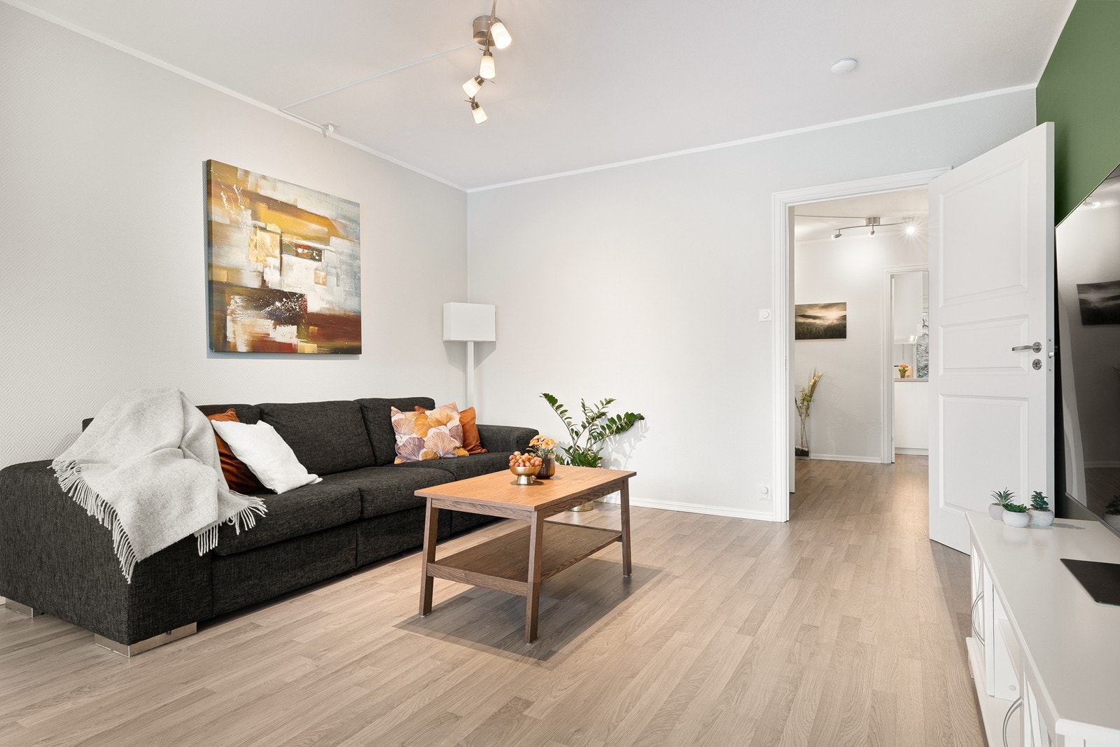 I stuen er det god plass til sofagruppe, spisebord og ønsket møblement. Galleribilde
