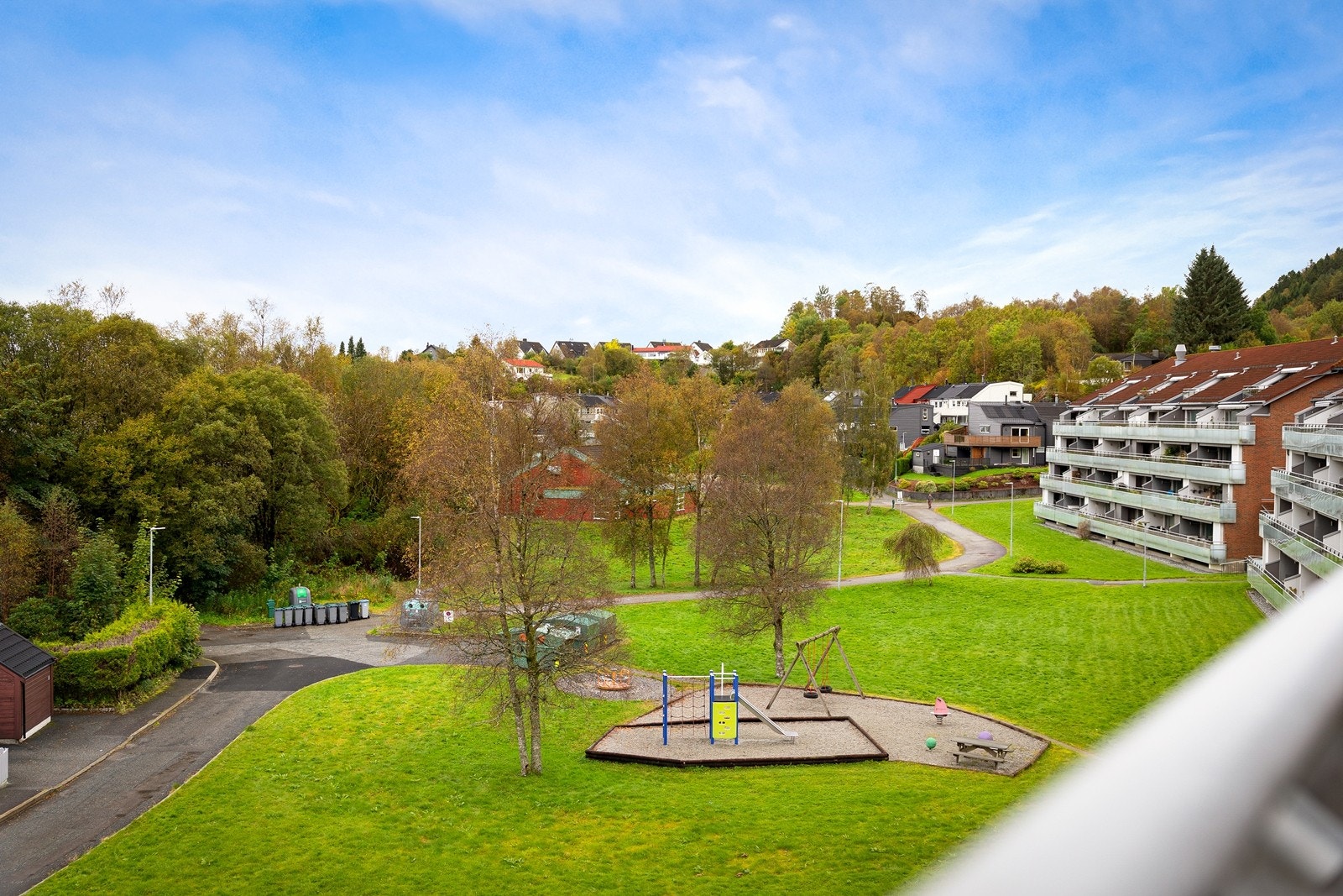 Fra balkongen har man fin utsikt over nabolaget og grøntområder. Galleribilde