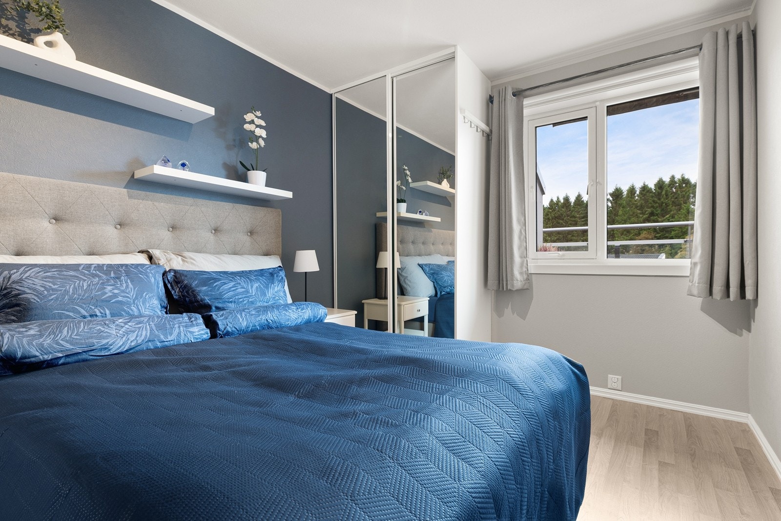 Boligen har totalt 3 soverom. Hovedsoverommet er av god størrelse med en praktisk skyvedørsgarderobe for oppbevaring. Galleribilde