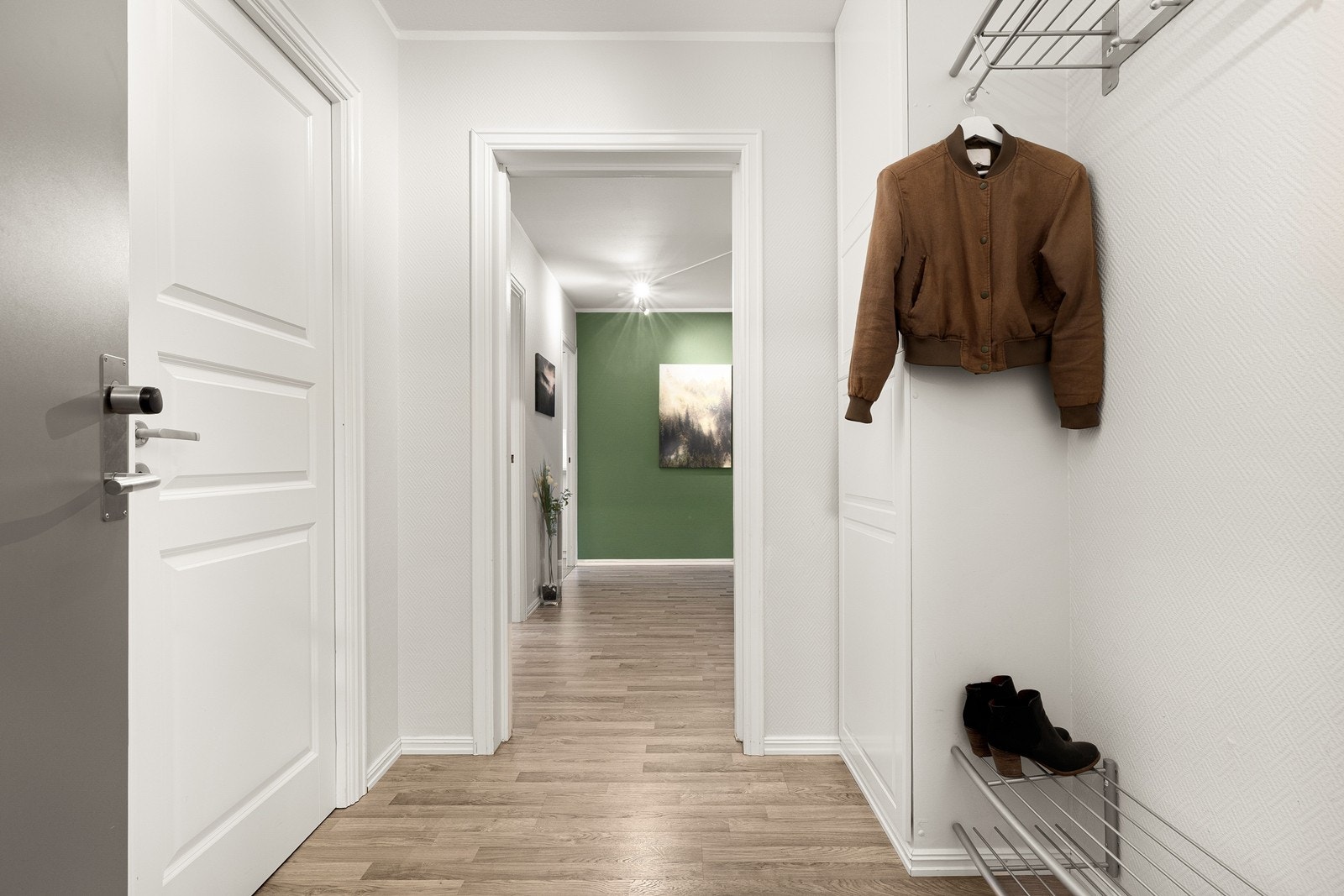 Entré med oppheng og skap for sko og yttertøy. Galleribilde