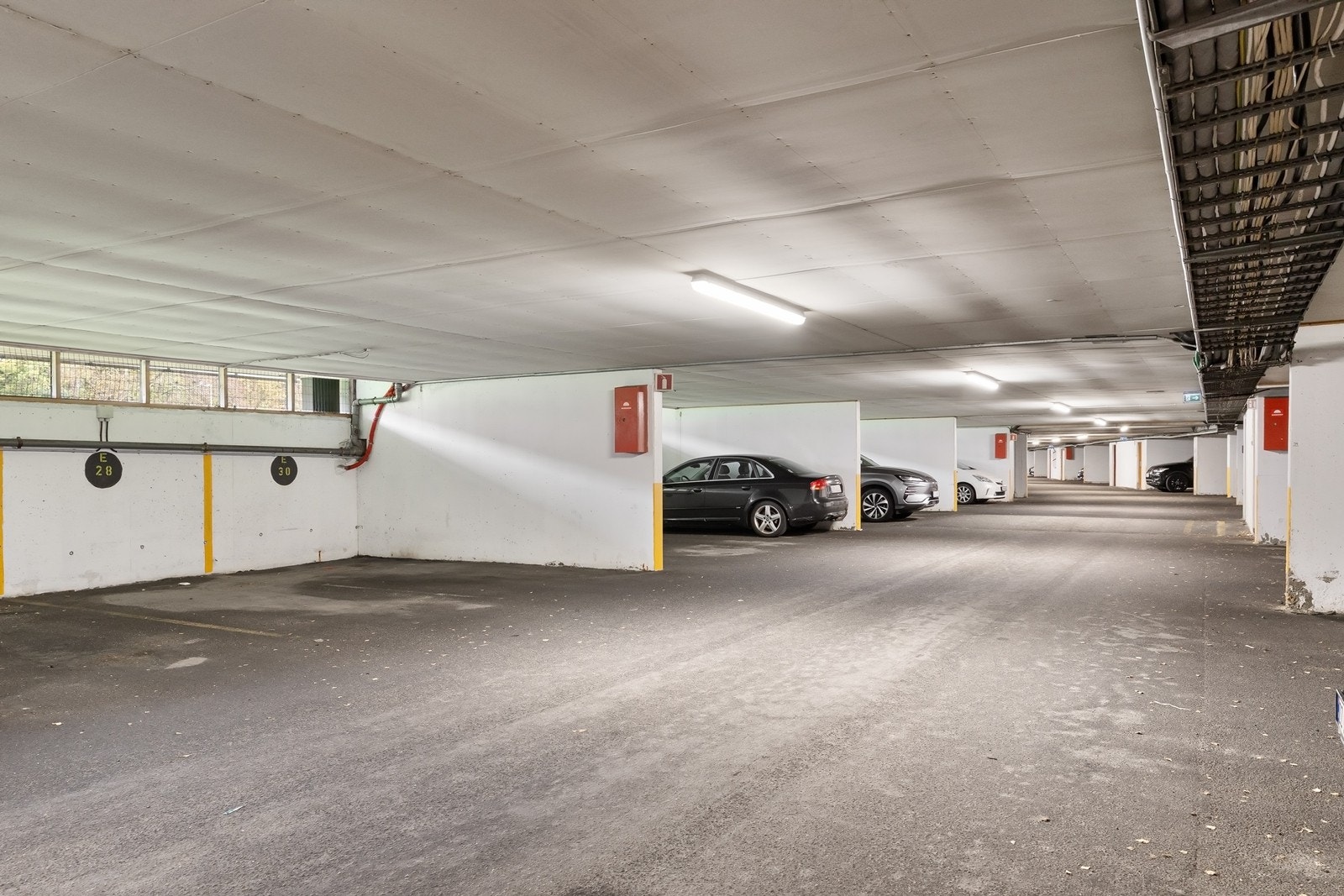 Parkeringsplass nr. 10 i felles garasjeanlegg. Beboere kan bestille elbil-lader gjennom Elaway om ønskelig. Galleribilde