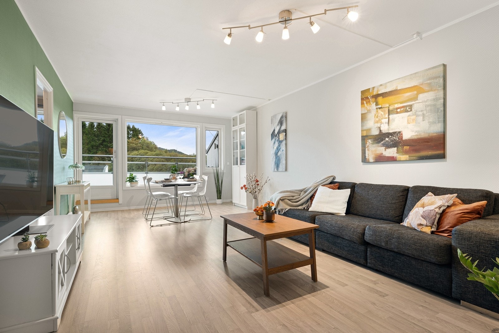 Leiligheten har en praktisk planløsning og oppleves lys og moderne. Galleribilde