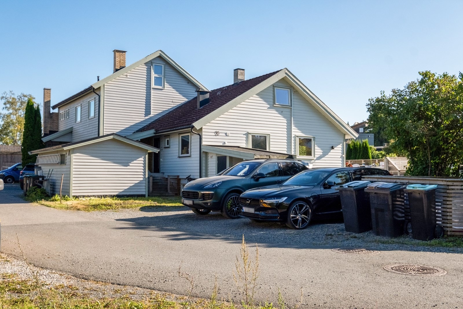 Parkeringsplass med ladeboks montert på vegg Galleribilde