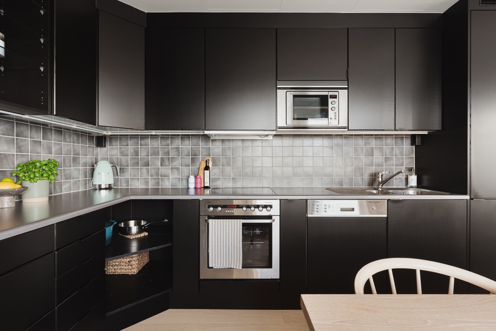 Kjøkkenet framstår moderne og har rikelig med skap- og benkeplass. Her er det satt inn nye led-downlights i himling, samt ny belysning under overskap.