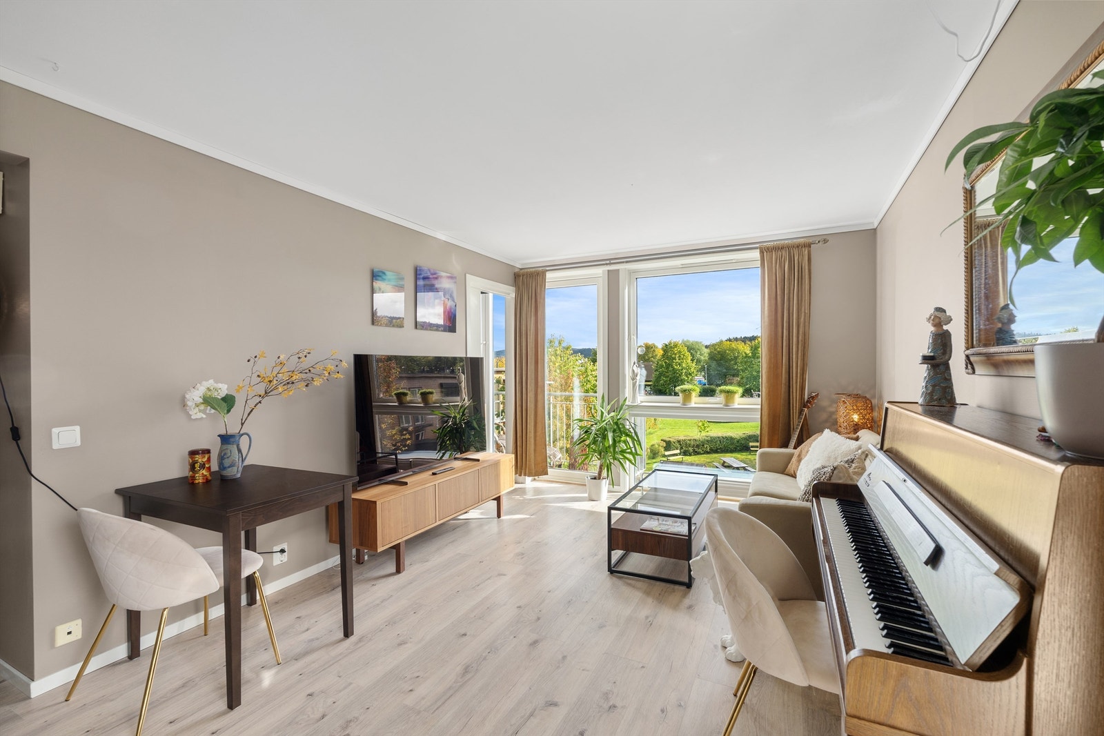 Stuen varmes opp med radiator tilknyttet felles varmesentral. Galleribilde