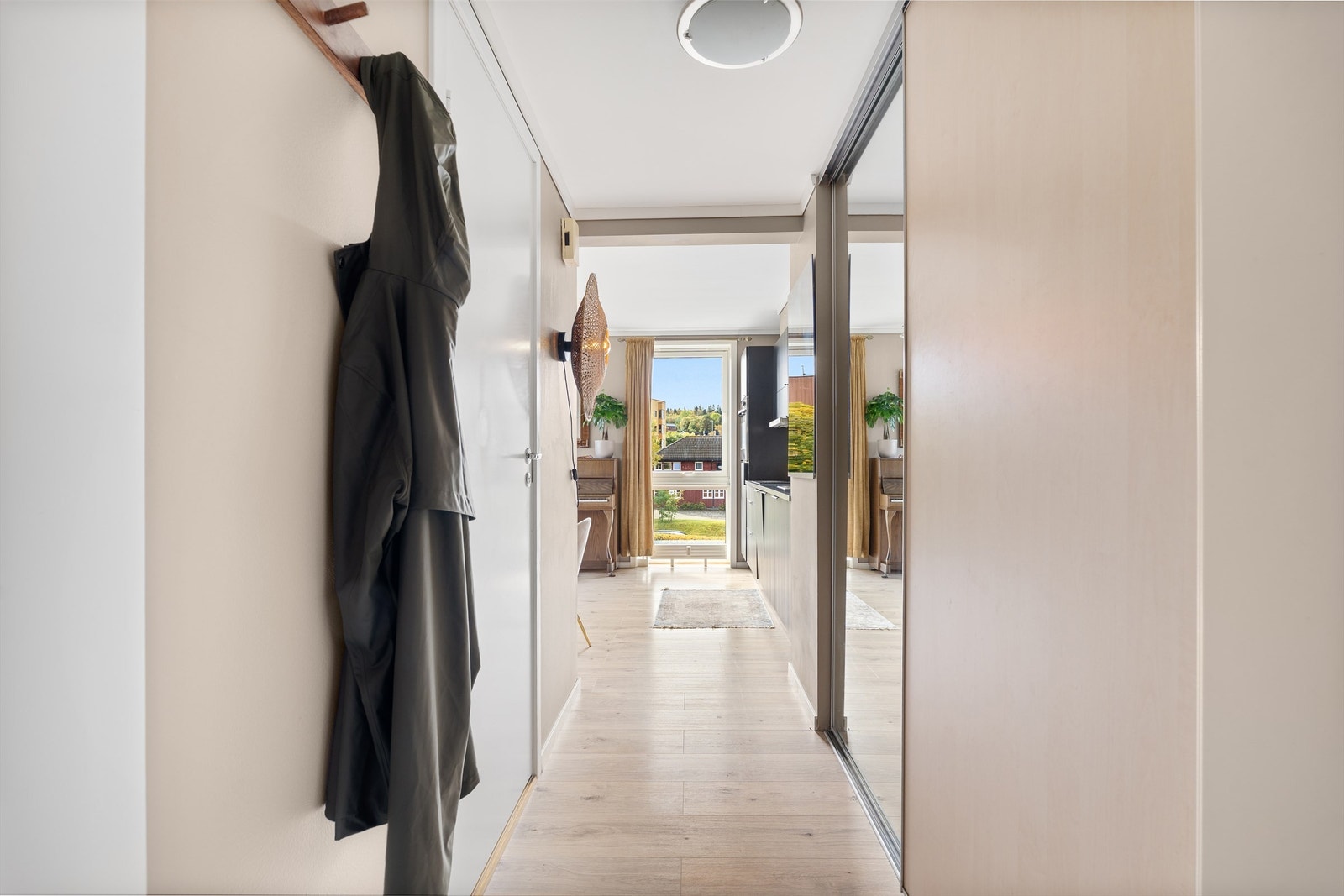 Entré med skyvedørsgarderobe med speilfront og direkte adkomst til oppholdsrommet. I tillegg disponerer leiligheten to boder på til sammen 6 kvm med ytterligere lagringsmuligheter. Galleribilde