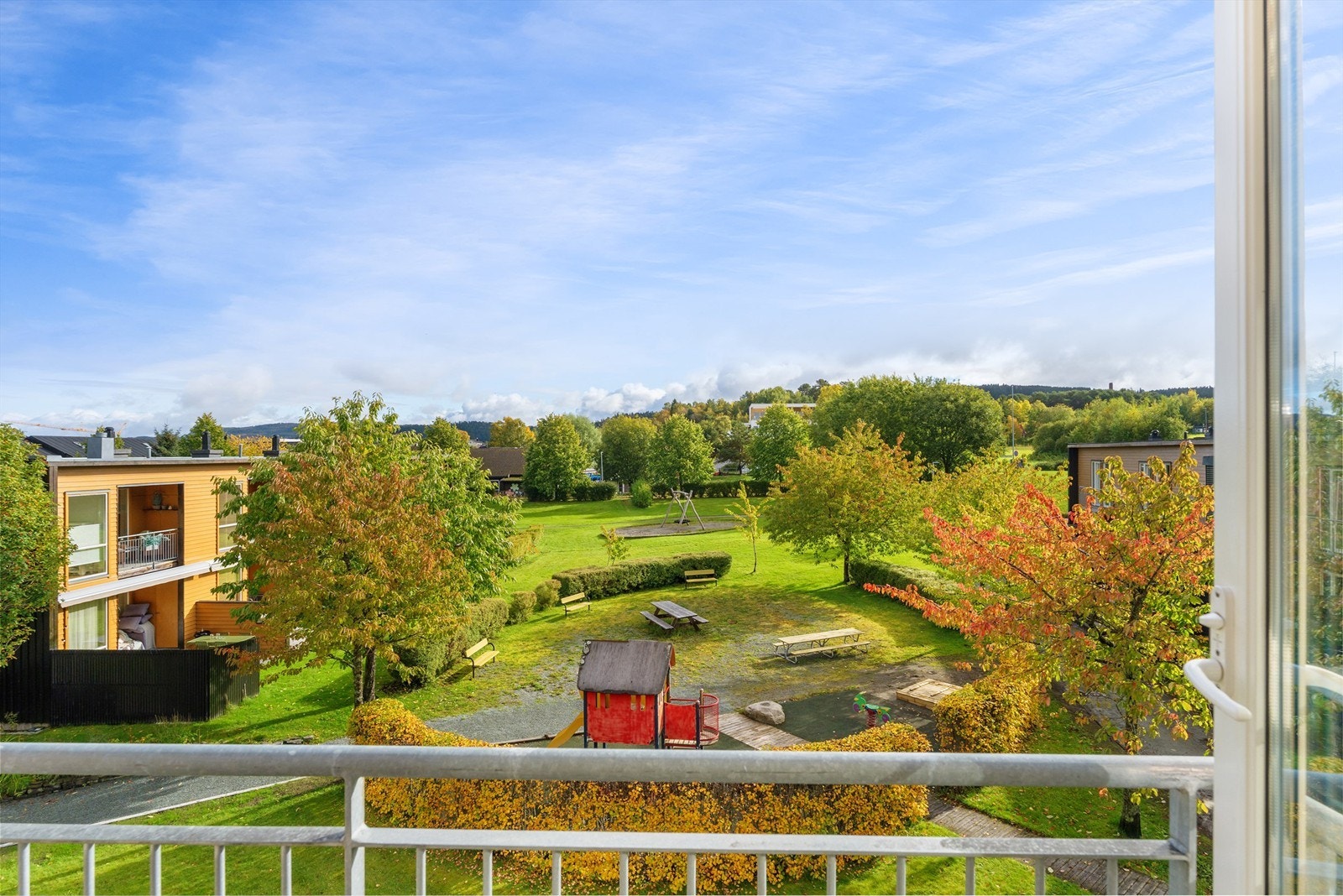 Balkongen har dekke av terrassebord og rekkverk i metall. Galleribilde