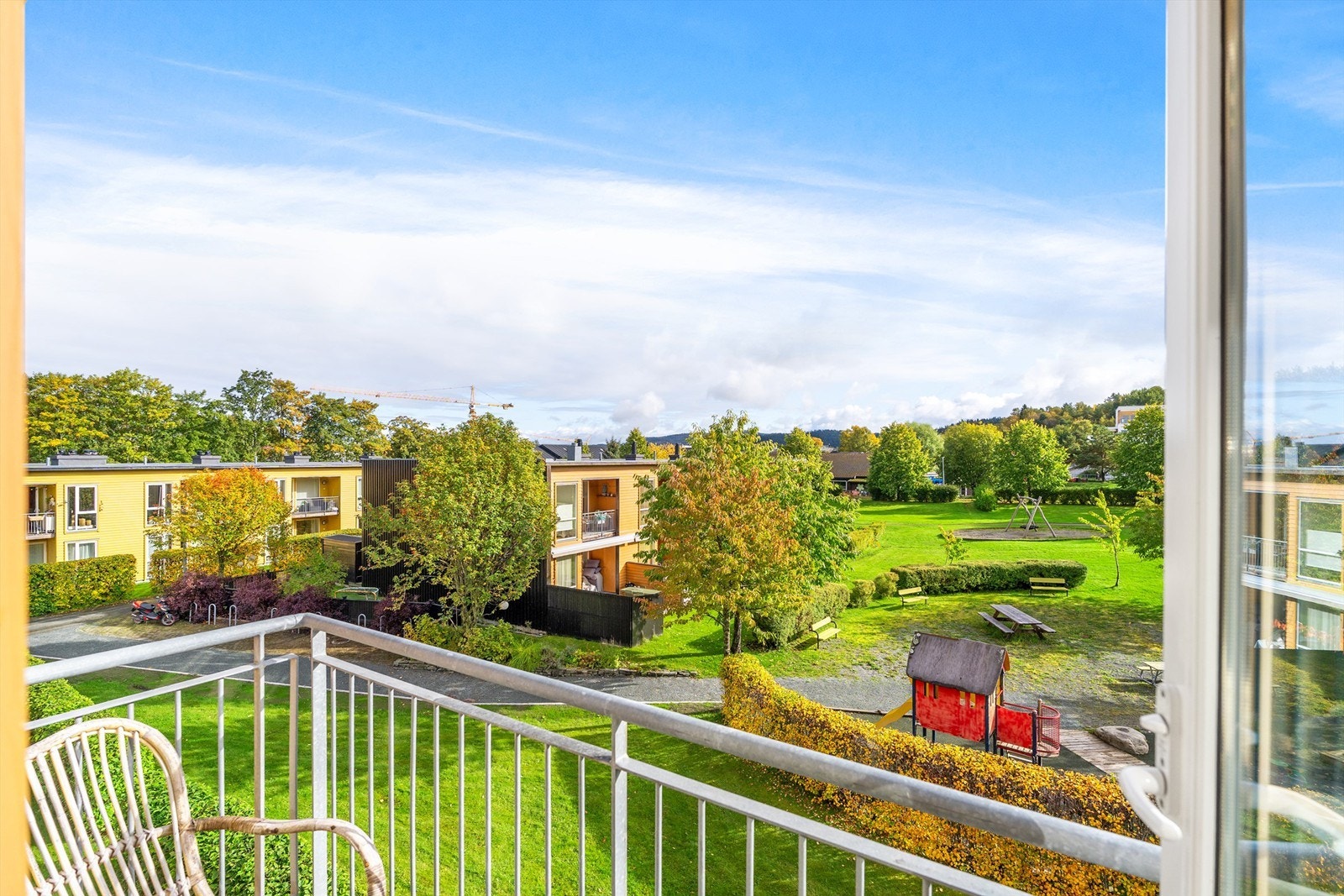 Leiligheten har en usjenert balkong med fint utsyn mot frodige fellesarealer. Galleribilde