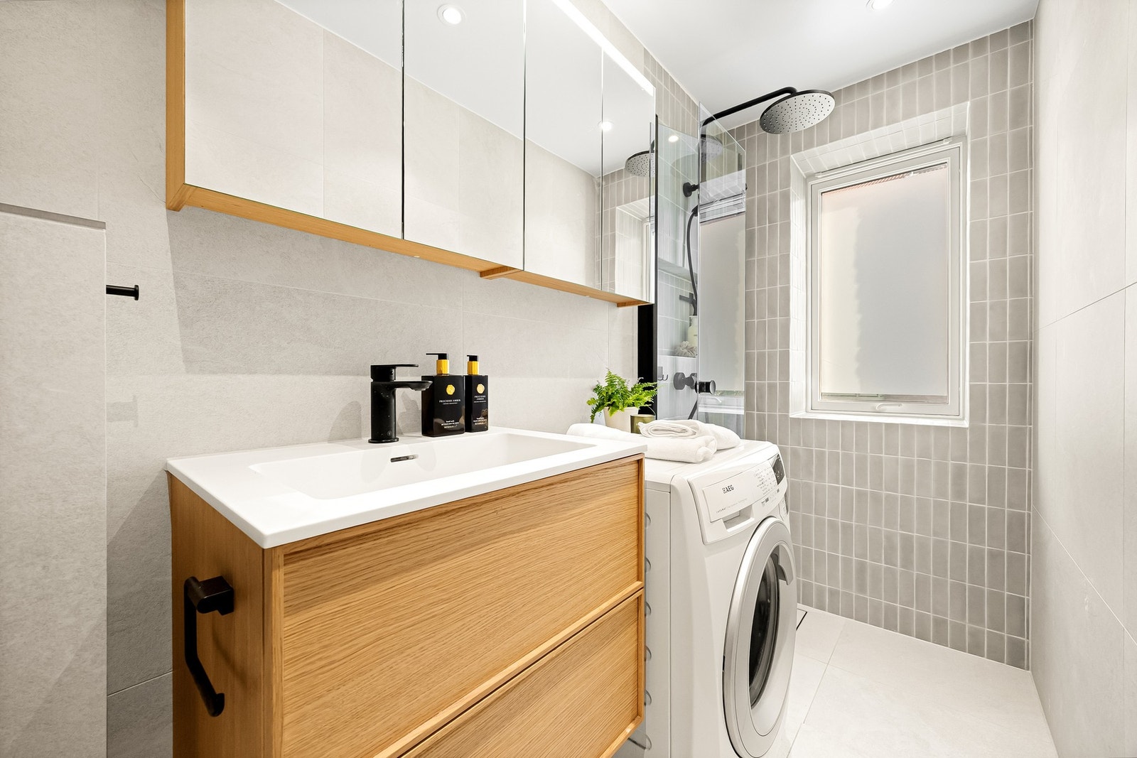 Servantskap og speilskap gir godt med oppbevaringsplass på badet. Galleribilde