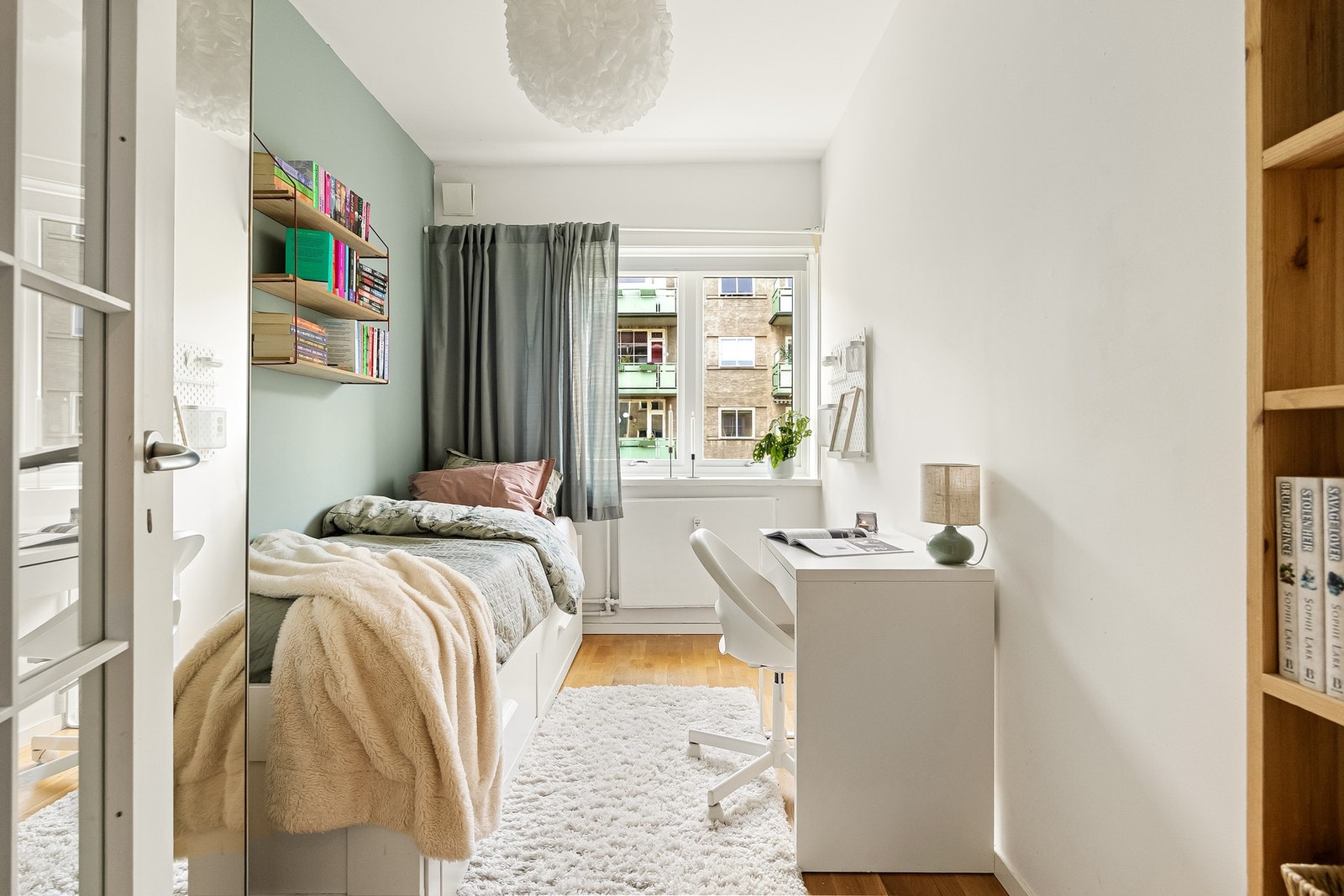 Romslig soverom med plass til seng, skrivebord og klesskap. Galleribilde