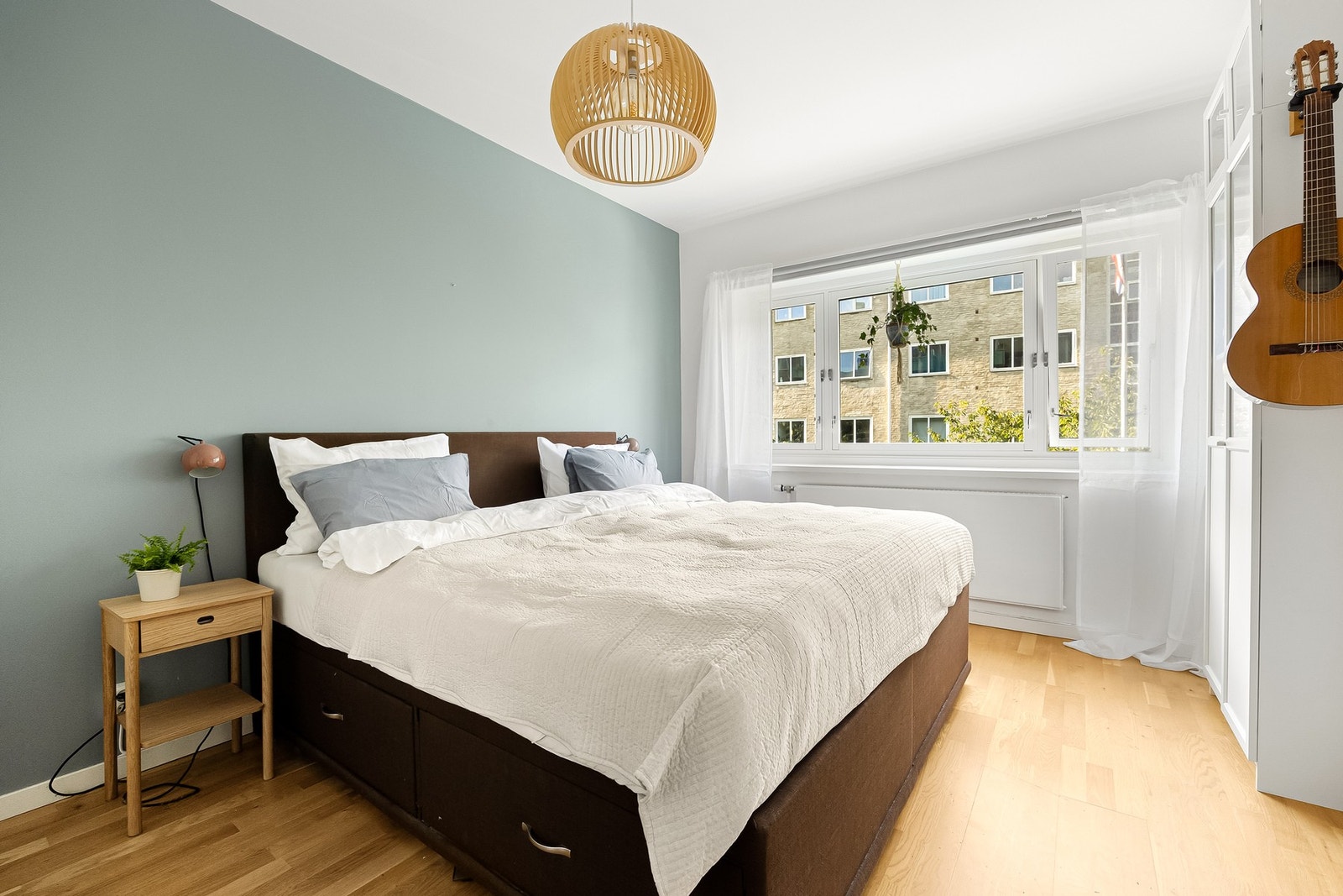 Lyst og innbydende hovedsoverom med plass til dobbeltseng, nattbord, skap eller annet ønsket møblement. Galleribilde