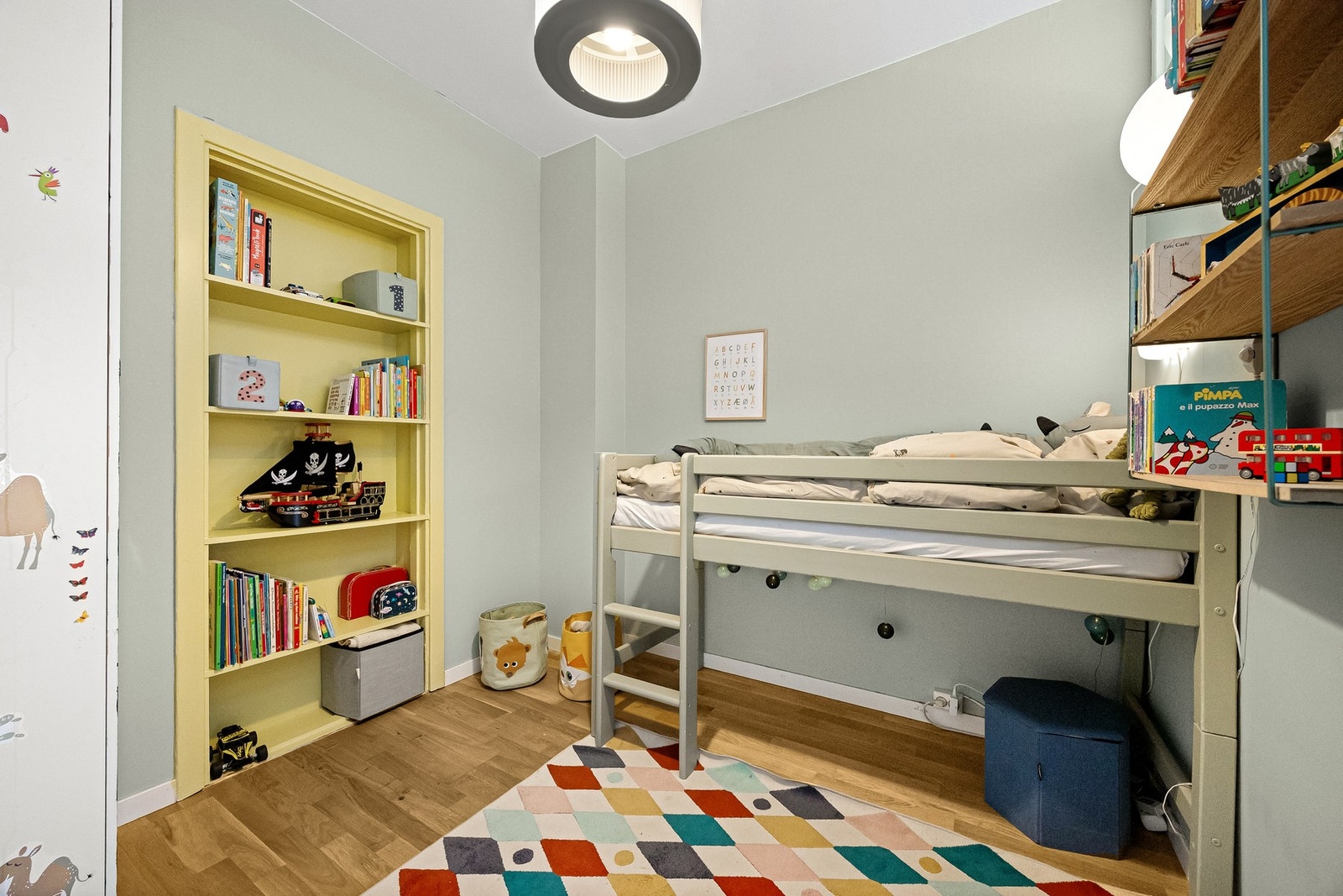 Rommet er i dag innredet som et hyggelig barnerom med plass til seng, lek og oppbevaring. Galleribilde