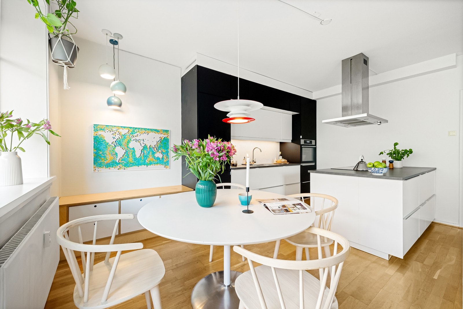 God plass til spisebord gjør det enkelt å samle venner og familie til hyggelige måltider. Galleribilde