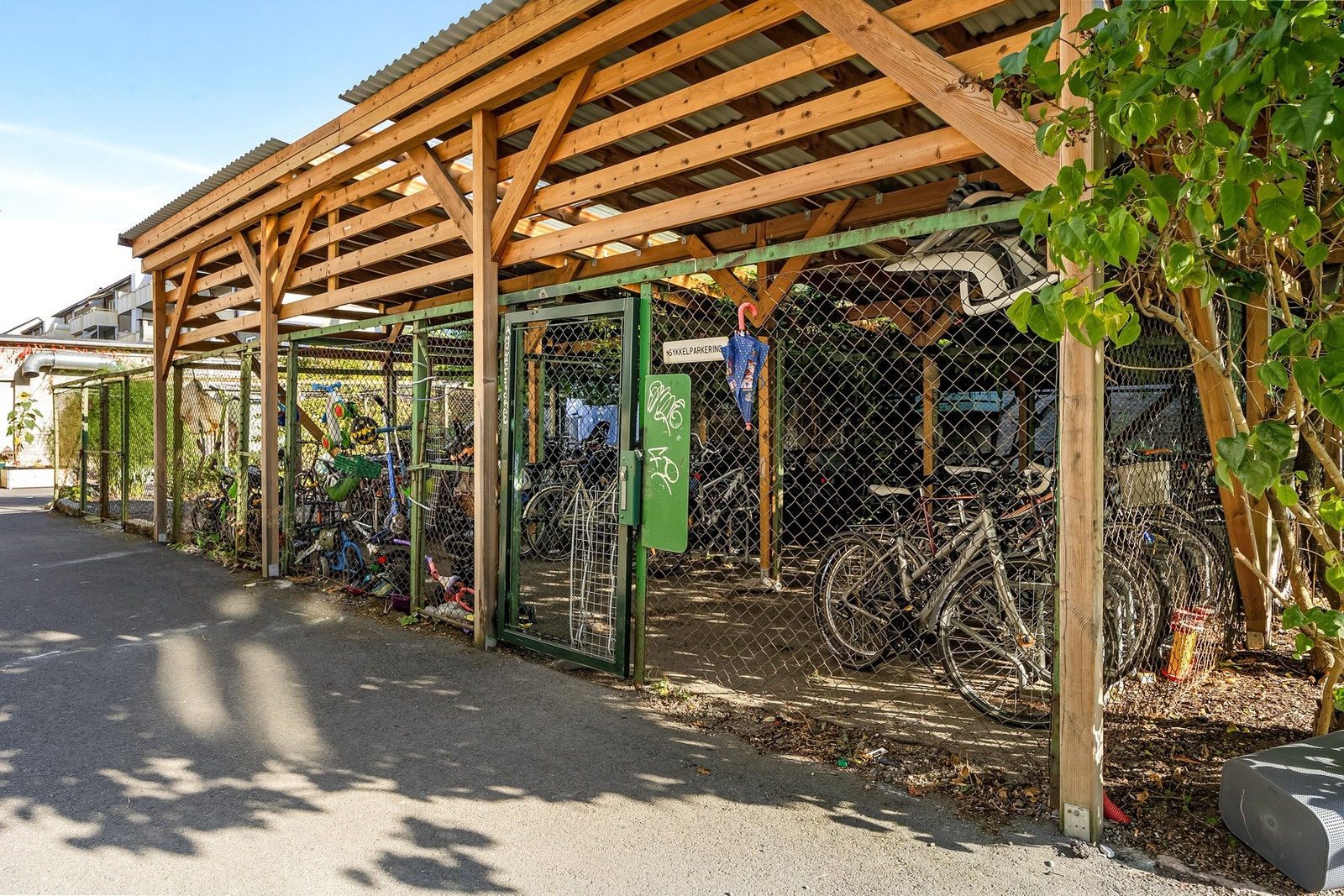 Praktisk, overbygd sykkelparkering i borettslaget. Galleribilde