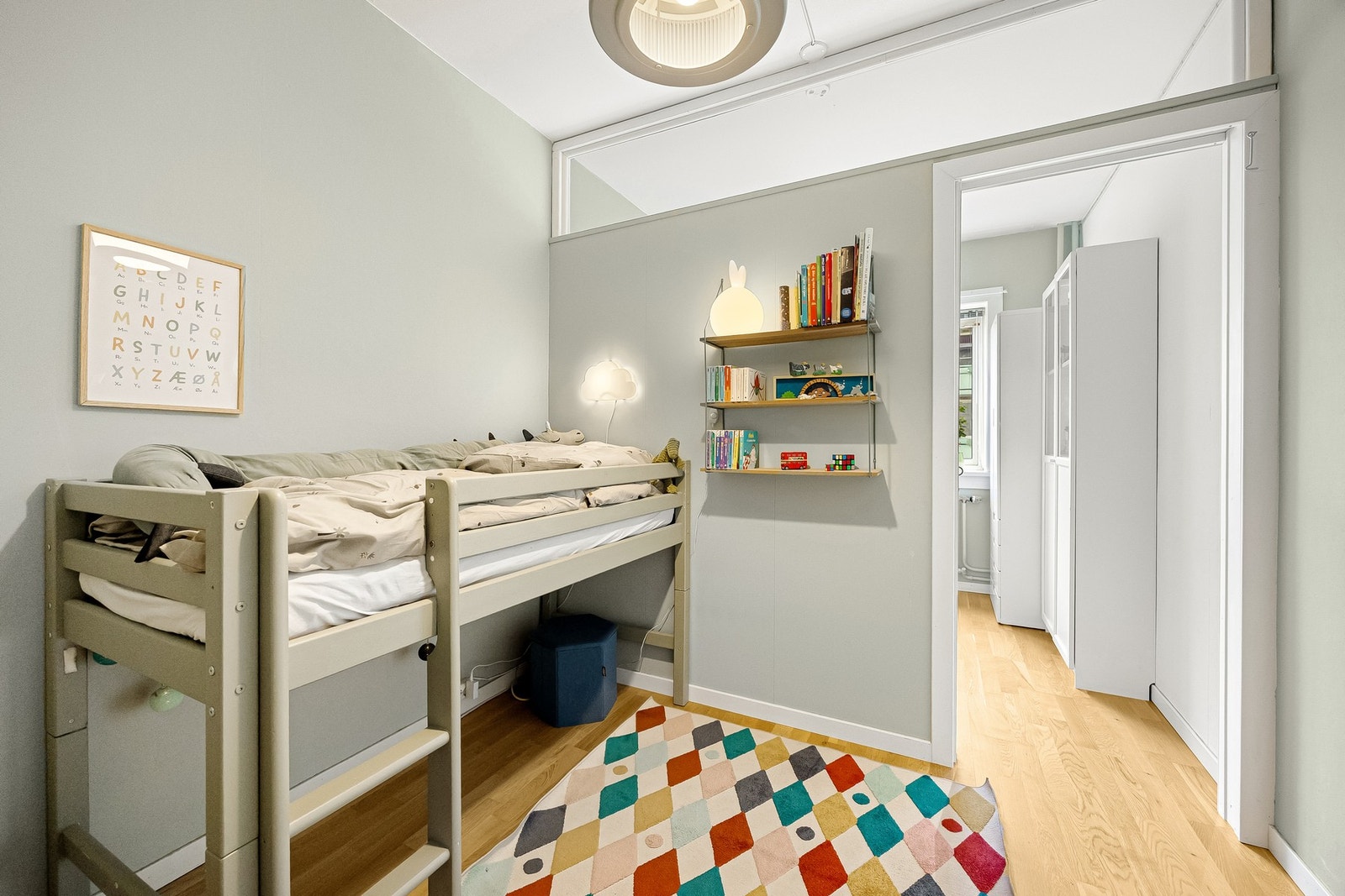 Lettveggen deler rommet i to og gir mulighet til å tilpasse rominndelingen etter behov. Galleribilde