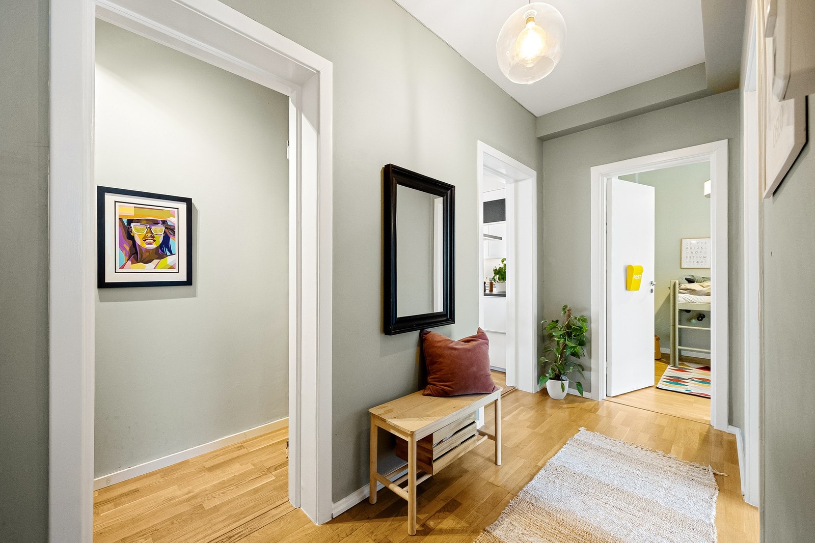 En innbydende entré ønsker velkommen og setter tonen for resten av hjemmet. Galleribilde
